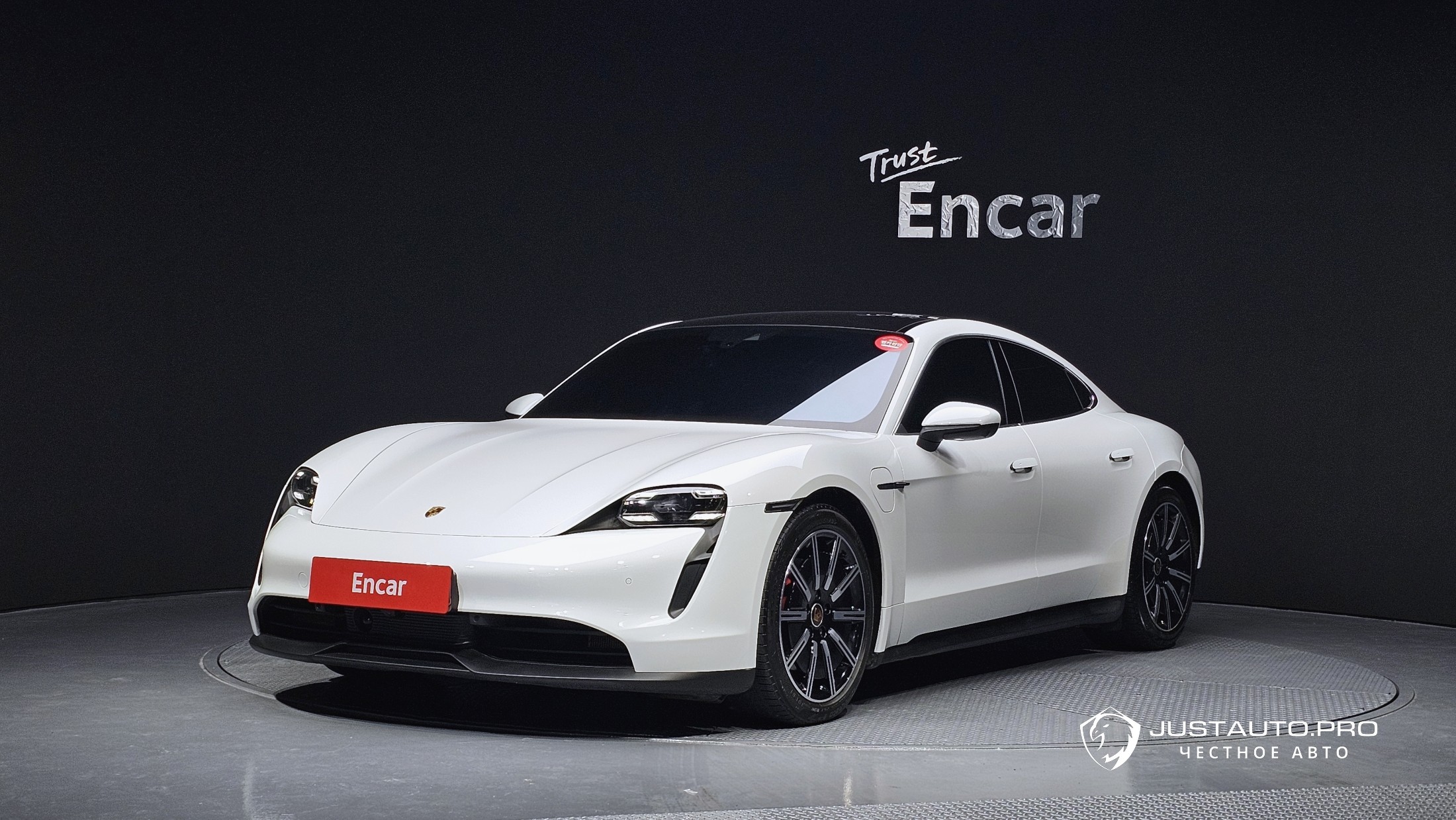 Автомобиль Porsche Taycan