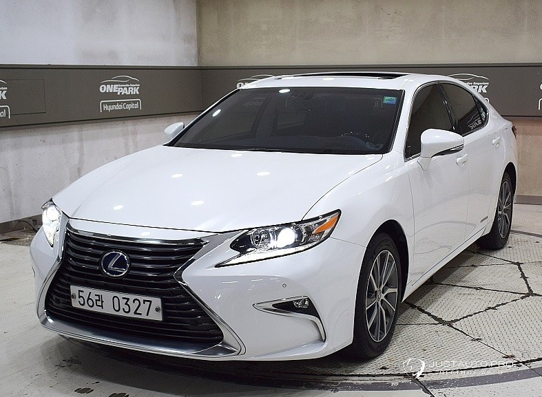 Автомобиль Lexus ES