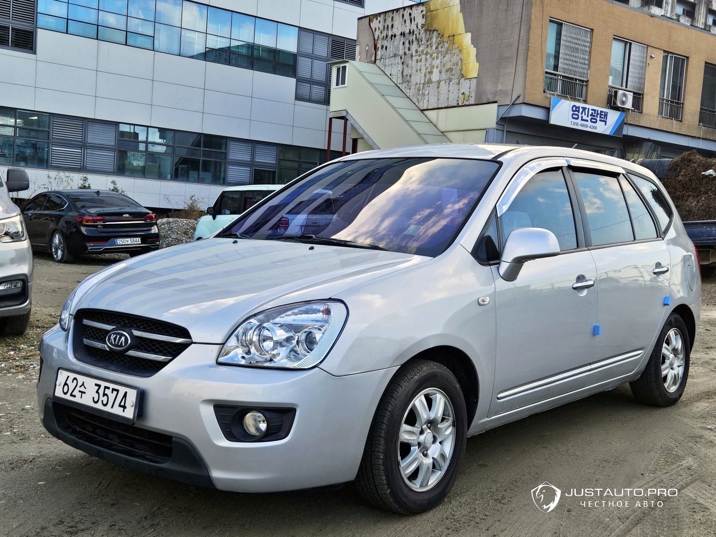 Автомобиль Kia Carens