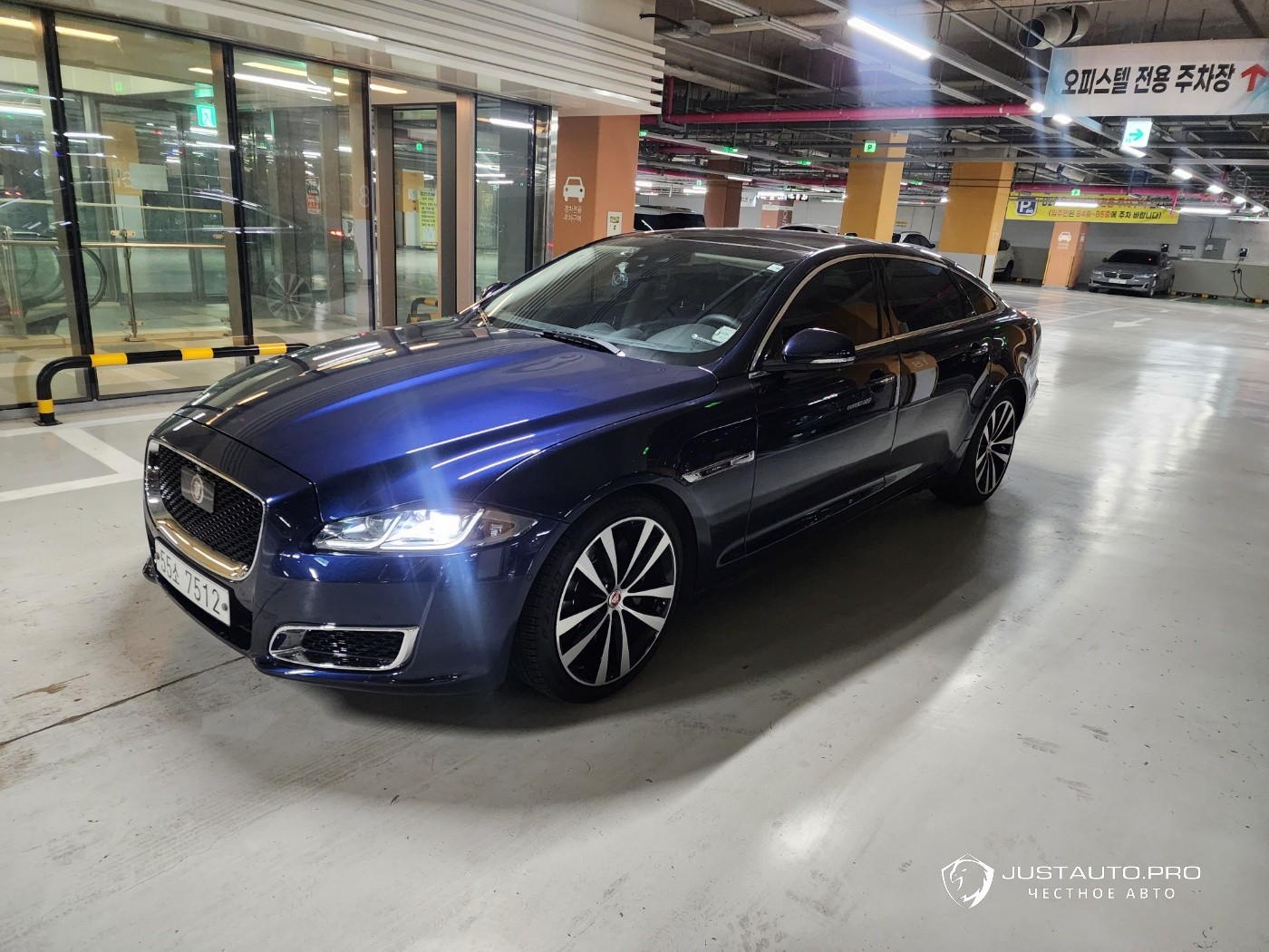 Автомобиль Jaguar XJ
