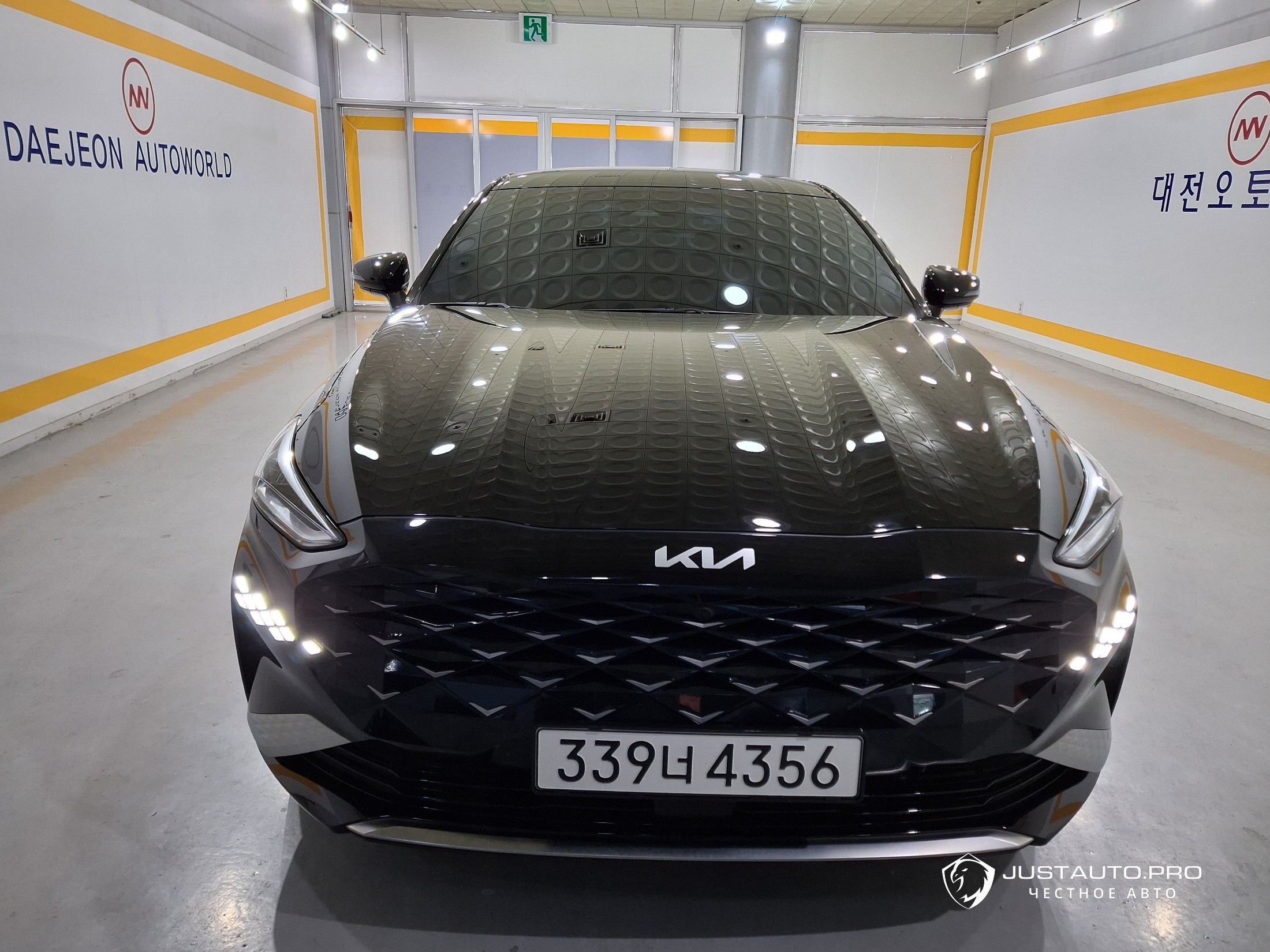 Автомобиль Kia K8