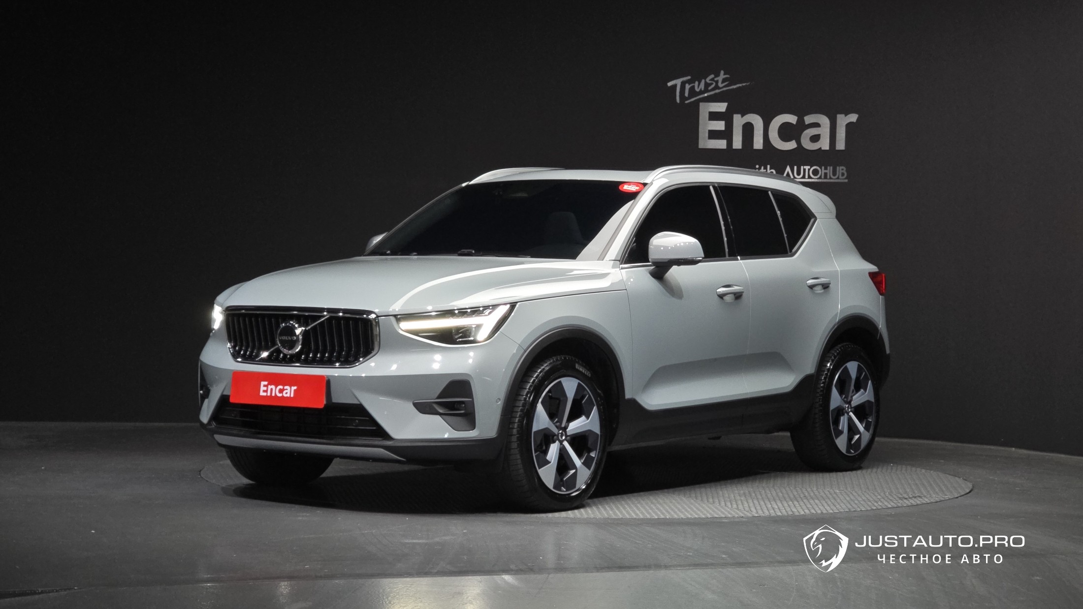 Автомобиль Volvo XC40