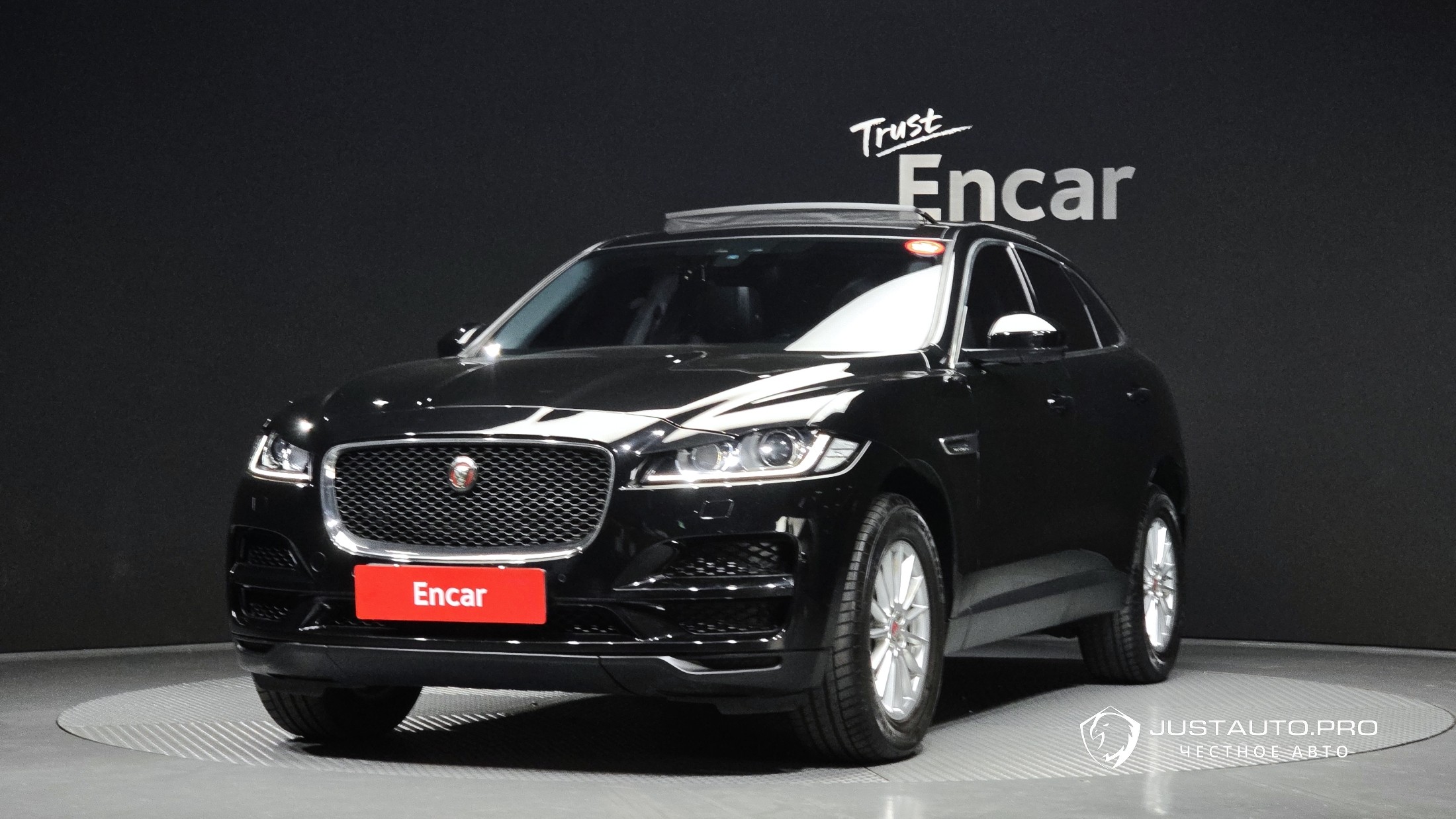 Автомобиль Jaguar F-PACE