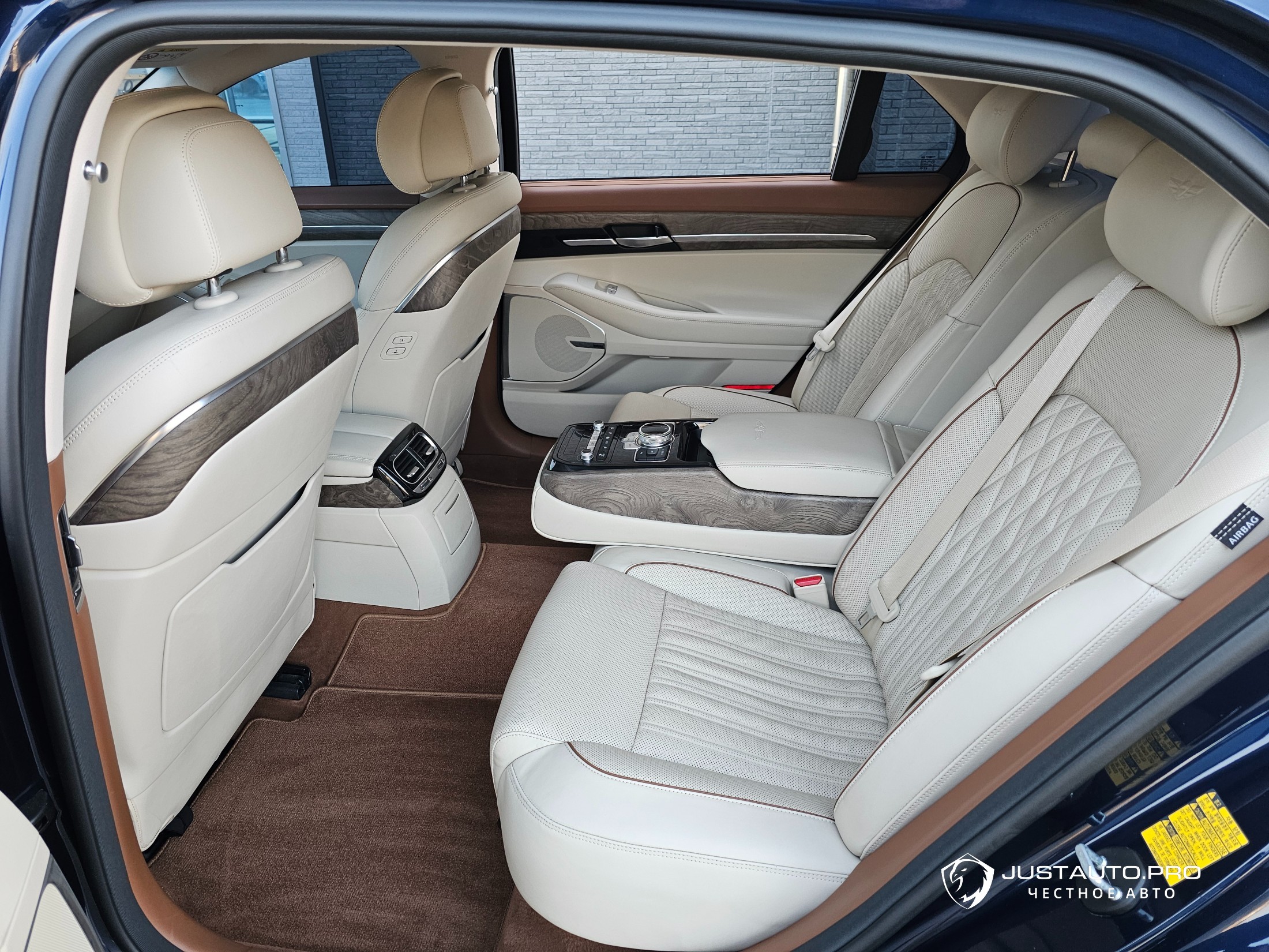 Автомобиль Genesis G90