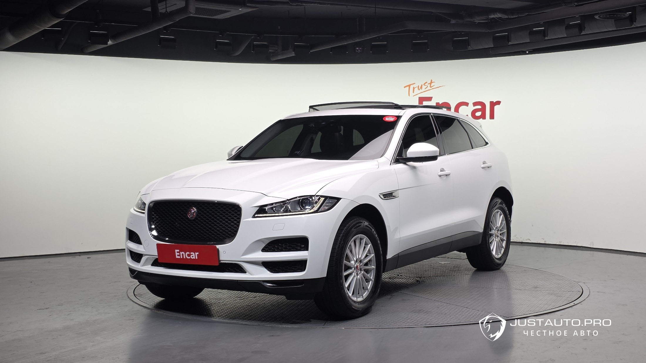 Автомобиль Jaguar F-PACE