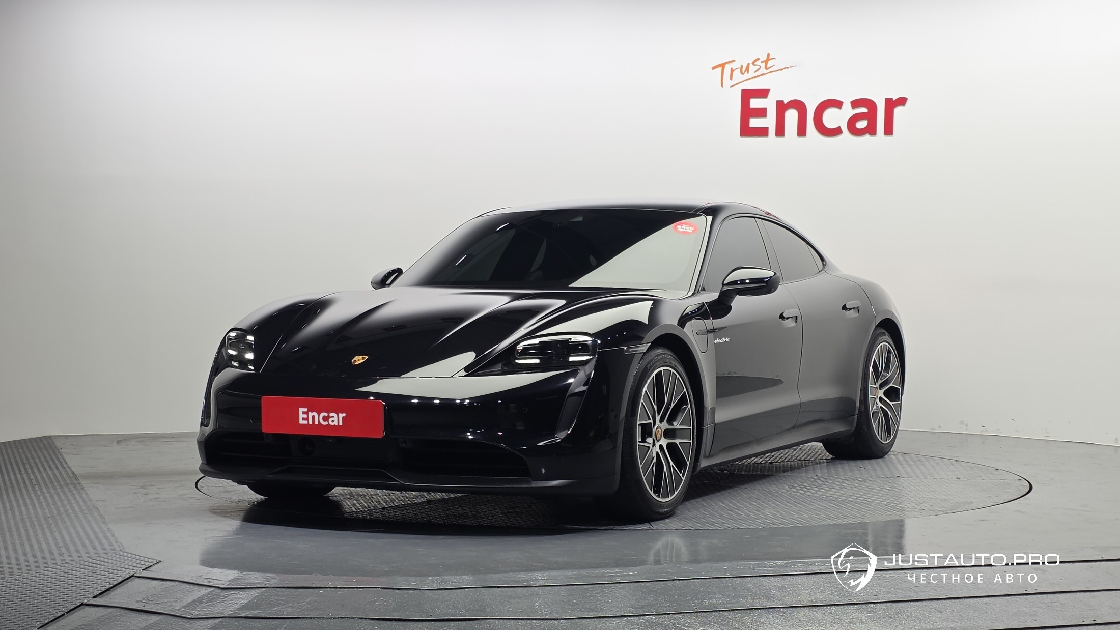 Автомобиль Porsche Taycan