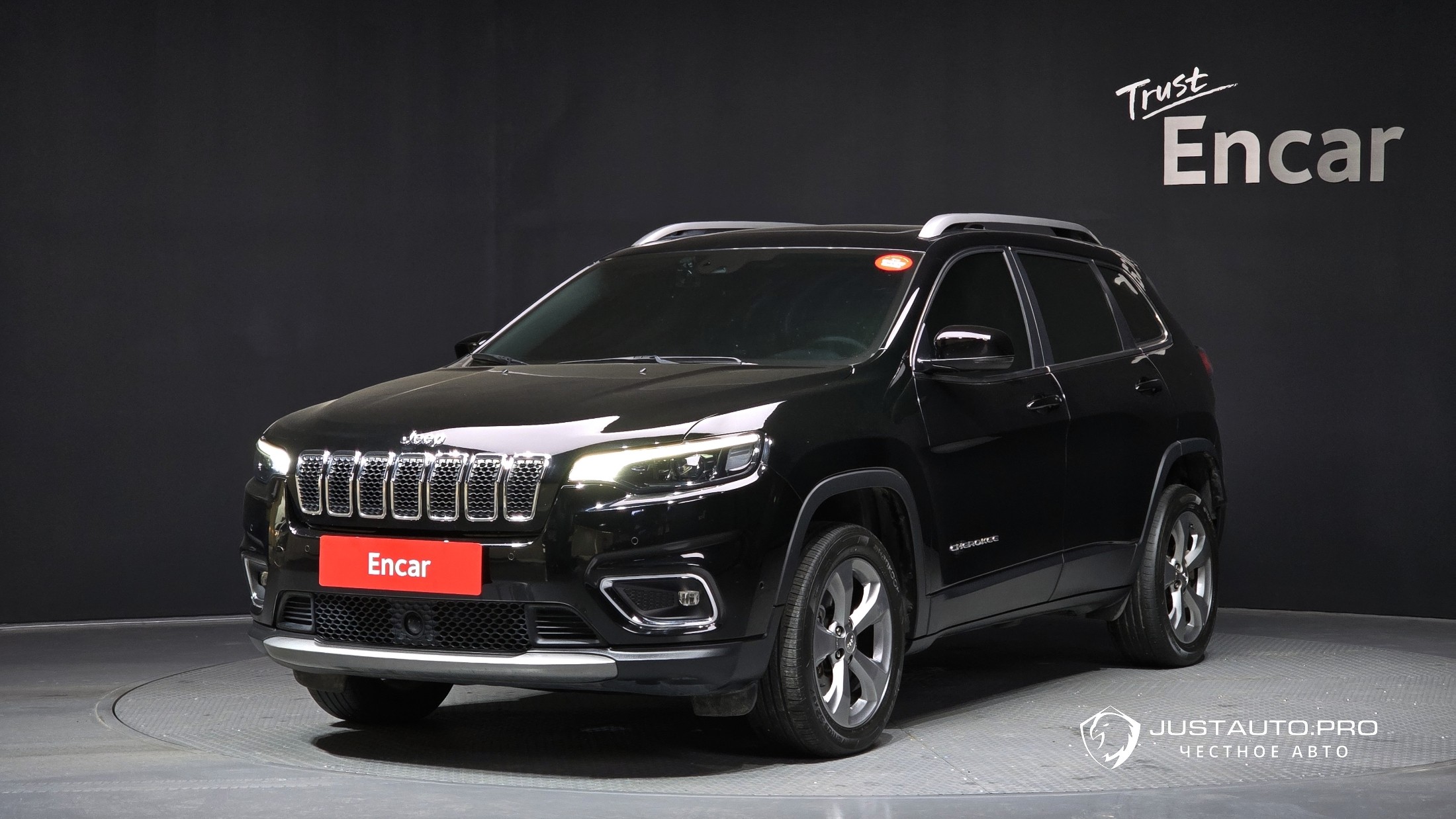 Автомобиль Jeep Cherokee