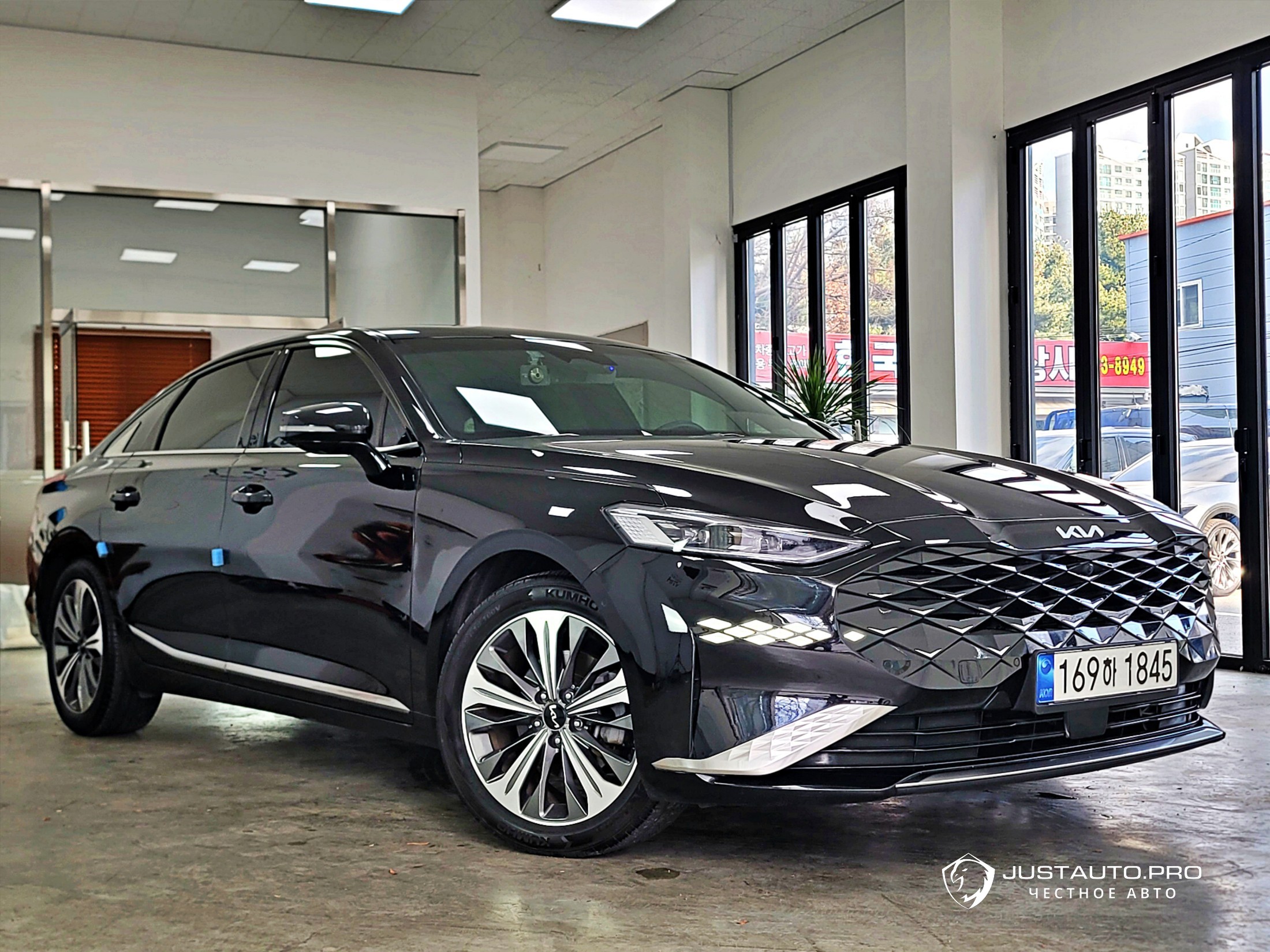 Автомобиль Kia K8