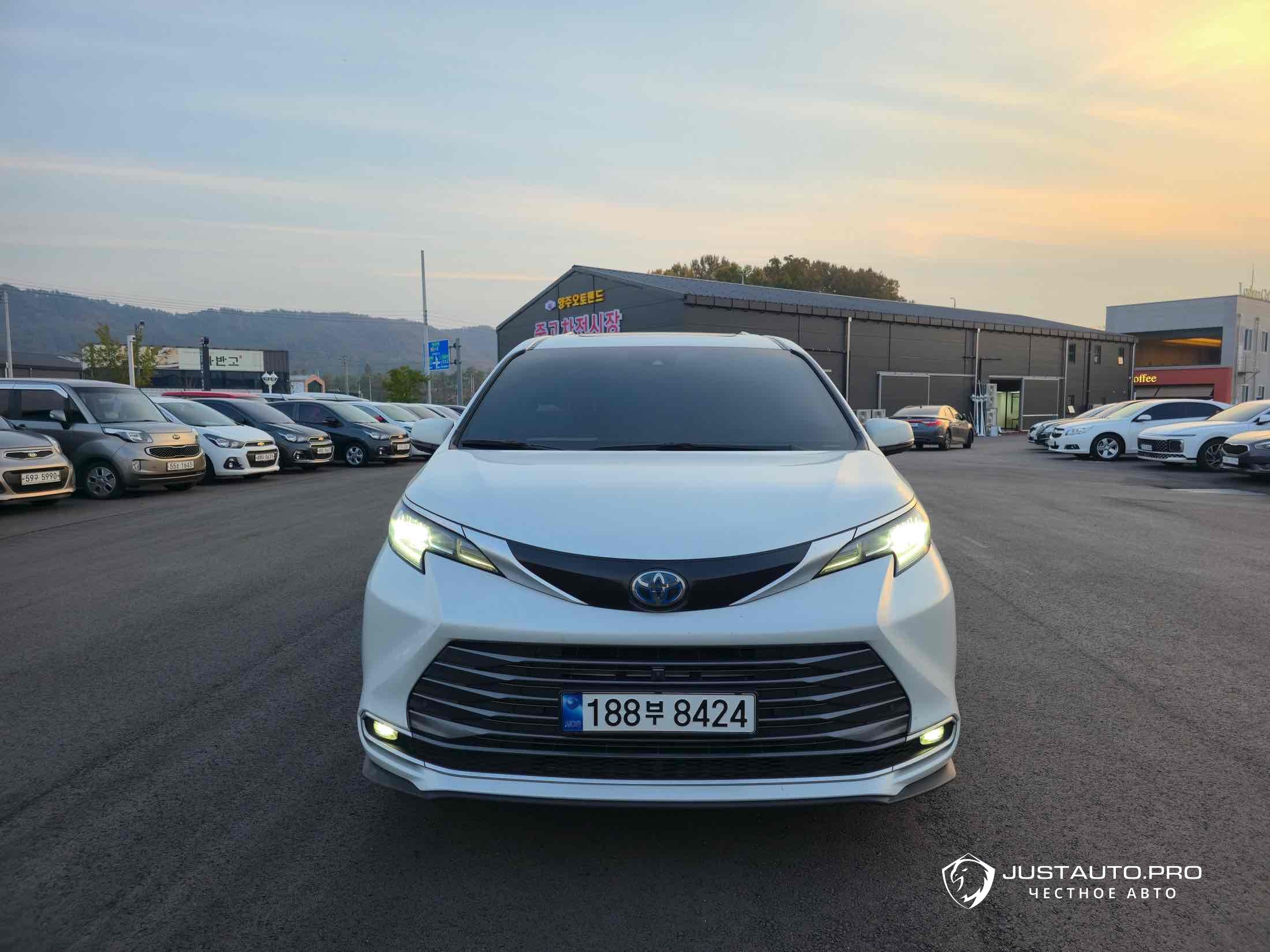 Автомобиль Toyota Sienna