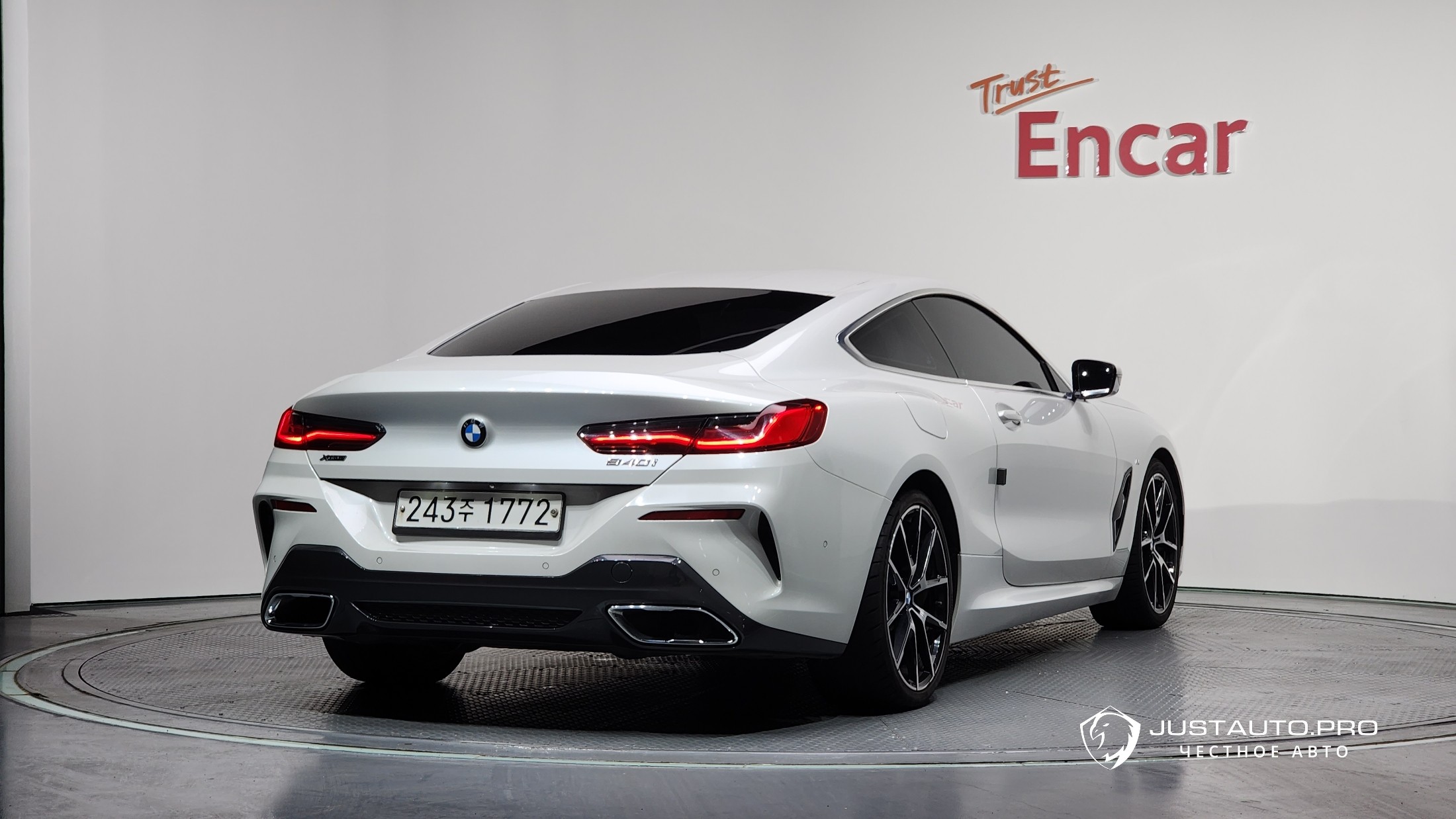 Автомобиль BMW 8-Series