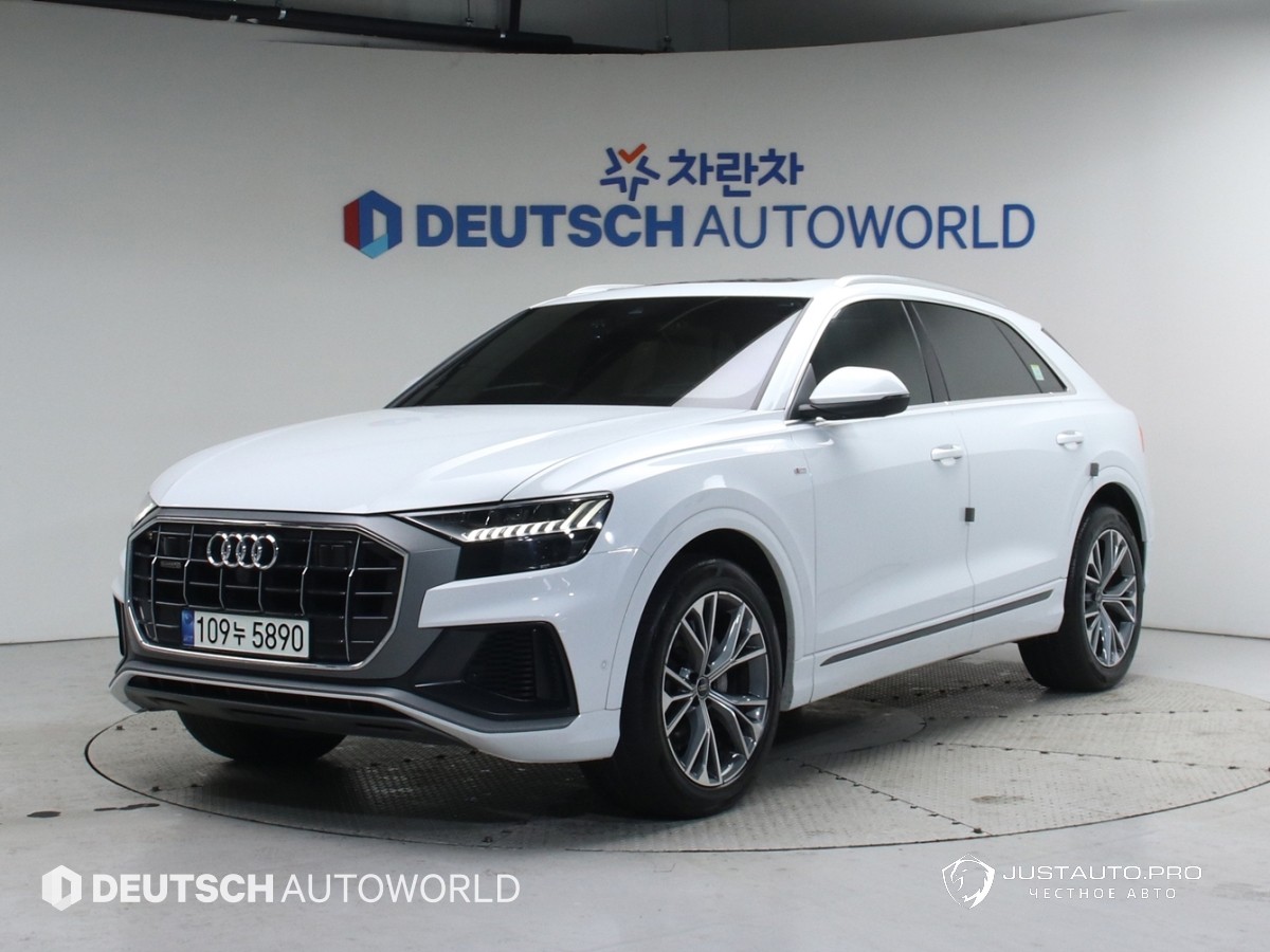 Автомобиль Audi Q8