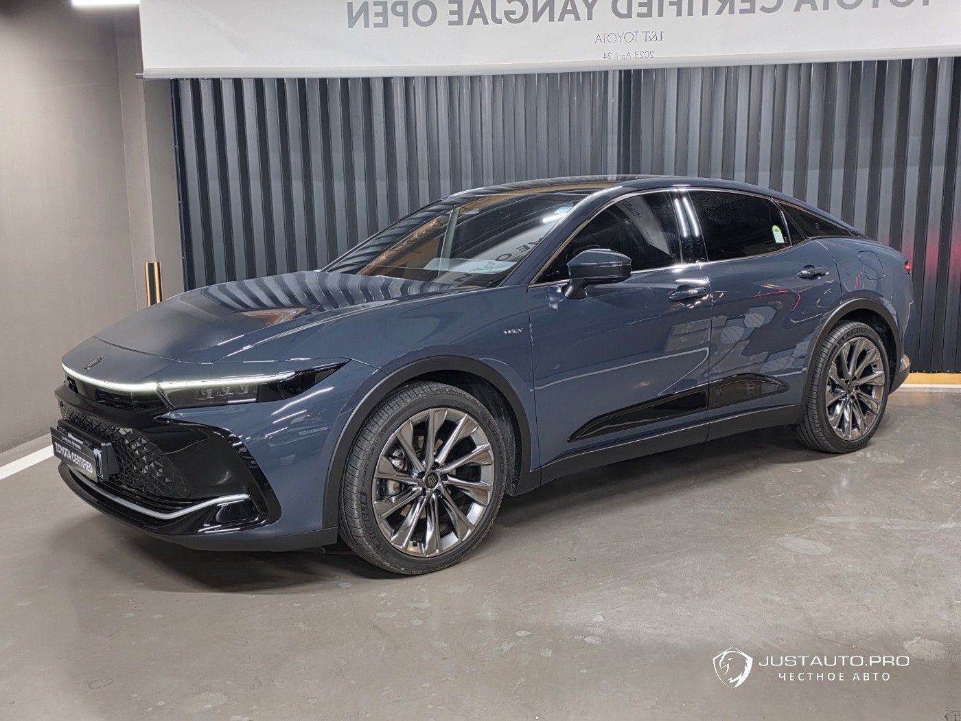 Автомобиль Toyota Crown