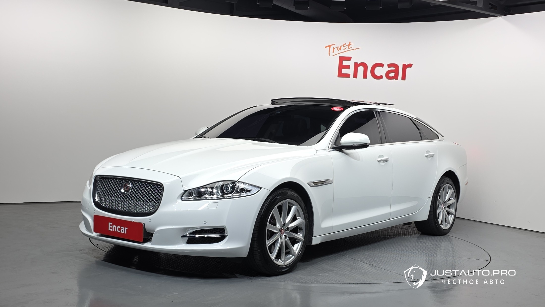 Автомобиль Jaguar XJ