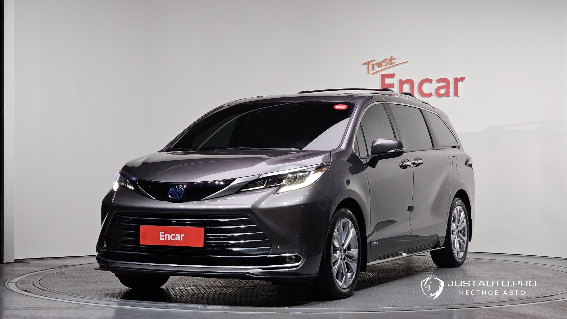 Автомобиль Toyota Sienna