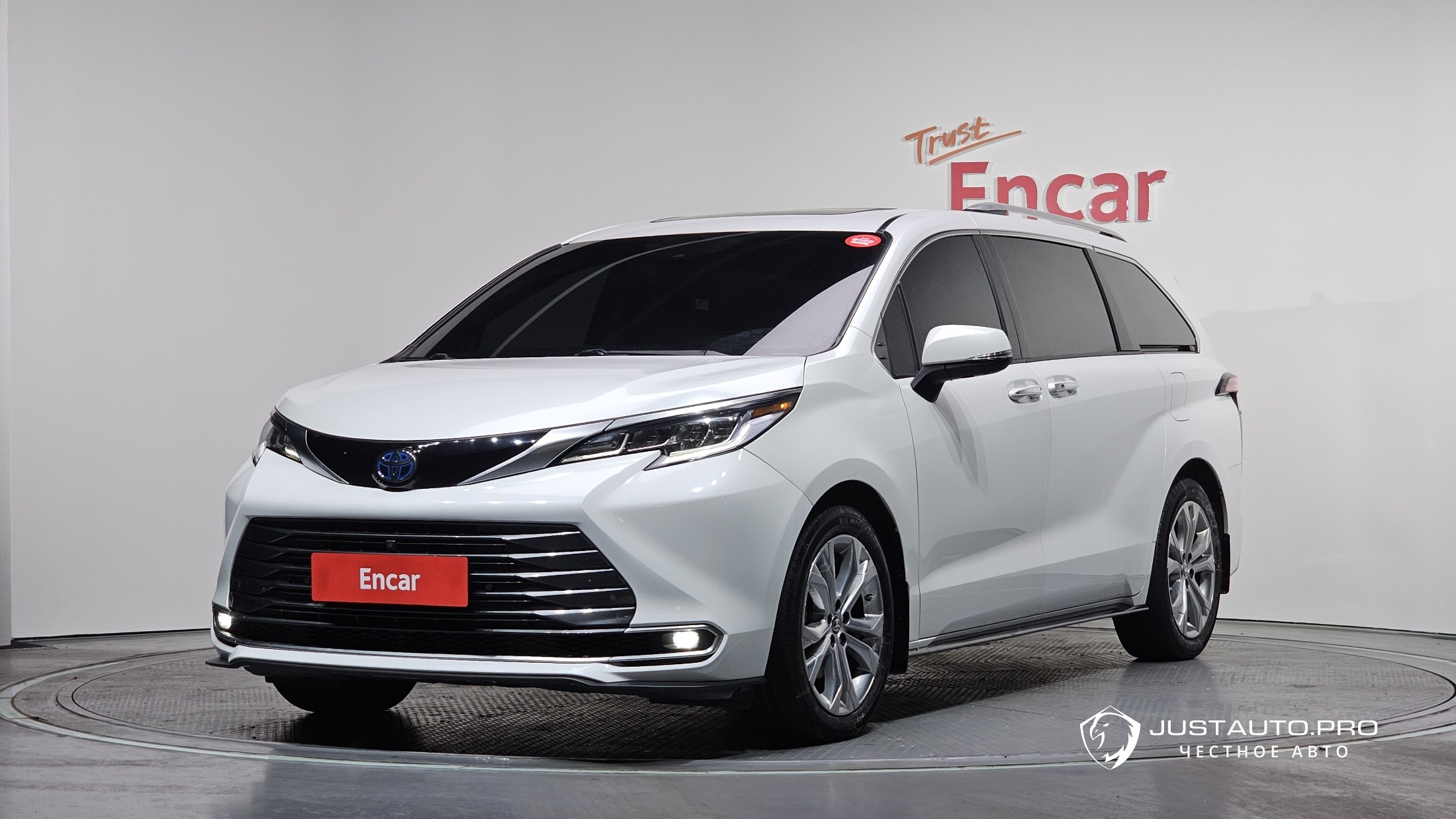 Автомобиль Toyota Sienna