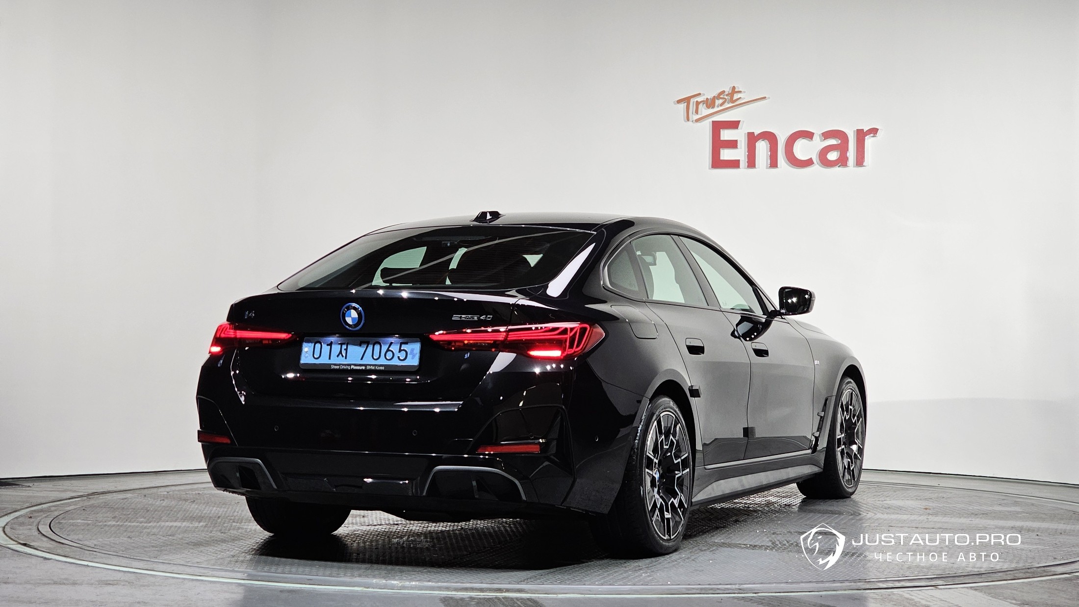 Автомобиль BMW i4