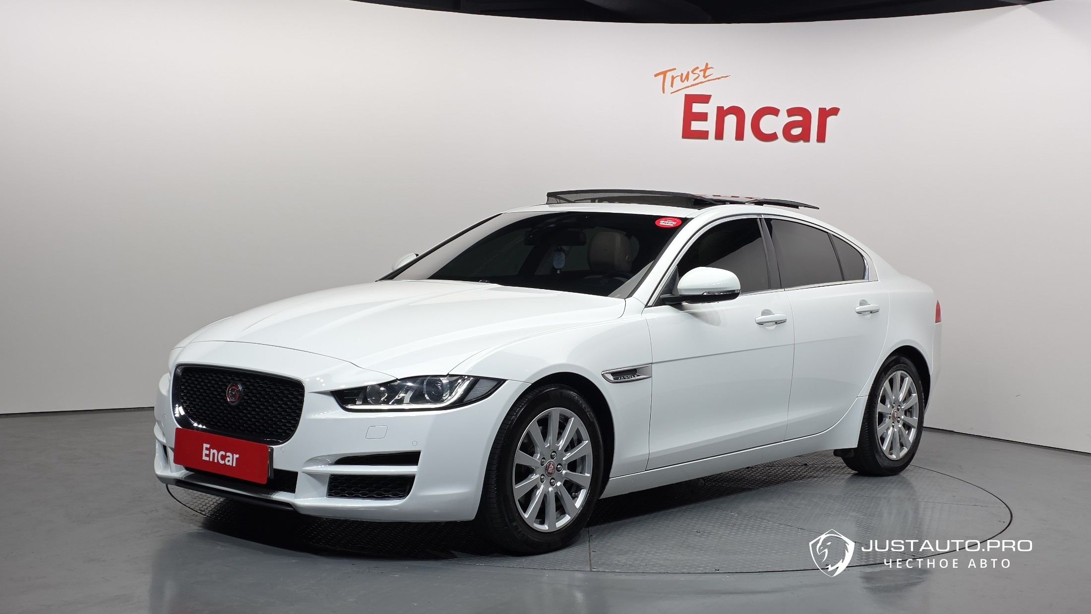 Автомобиль Jaguar XE