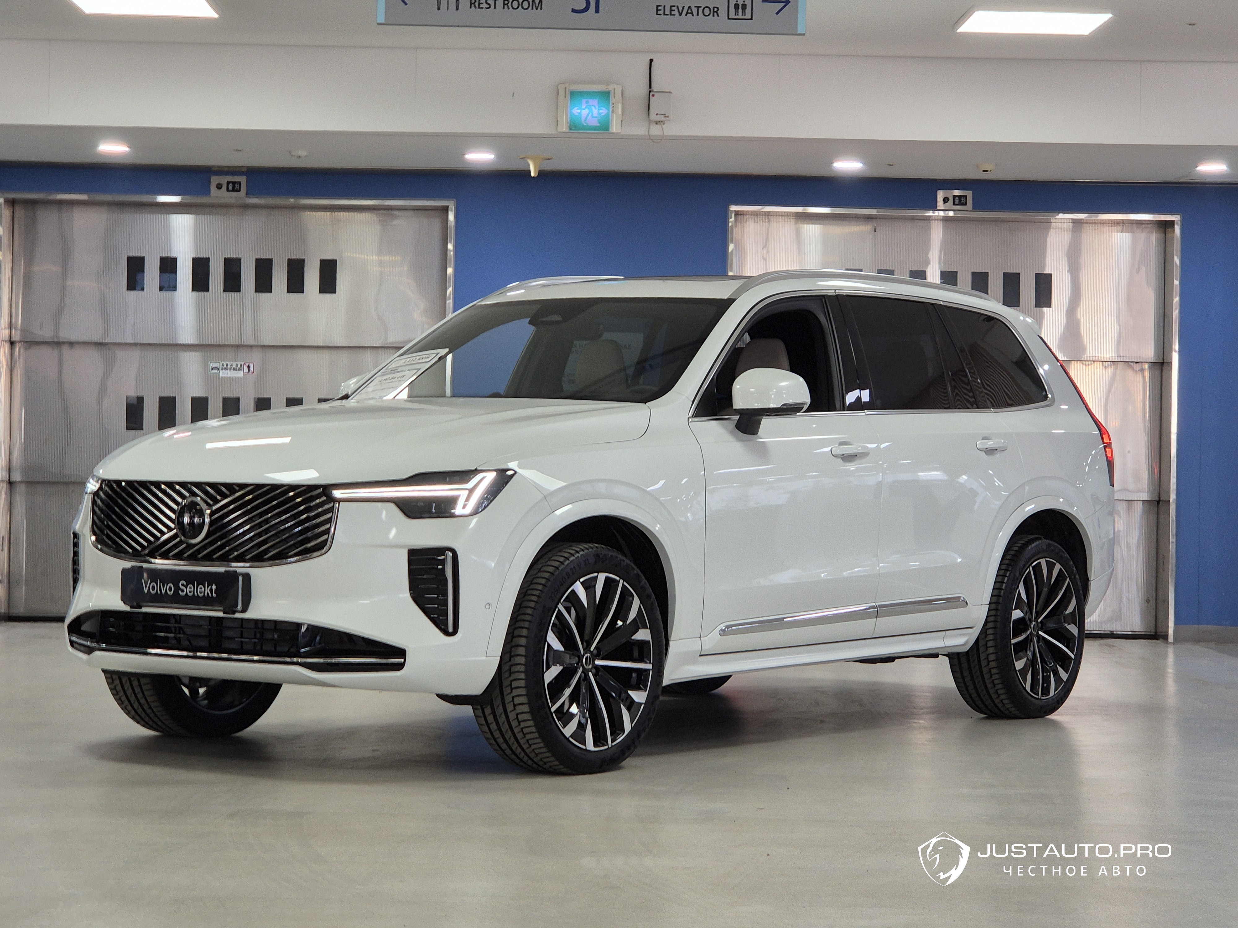 Автомобиль Volvo XC90