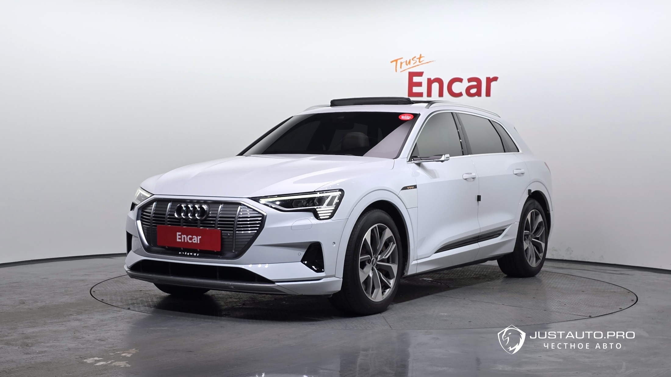 Автомобиль Audi e-tron