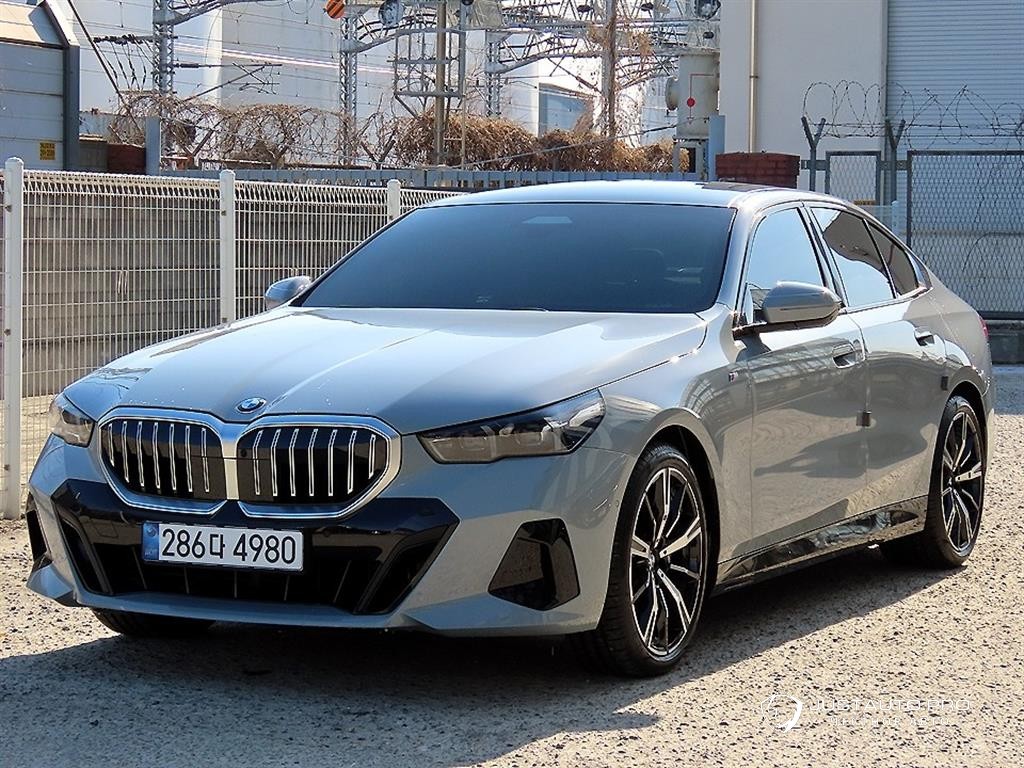 Автомобиль BMW 5-Series