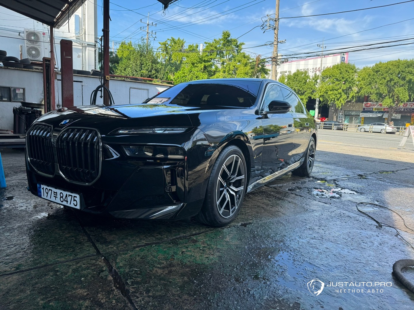 Автомобиль BMW 7-Series