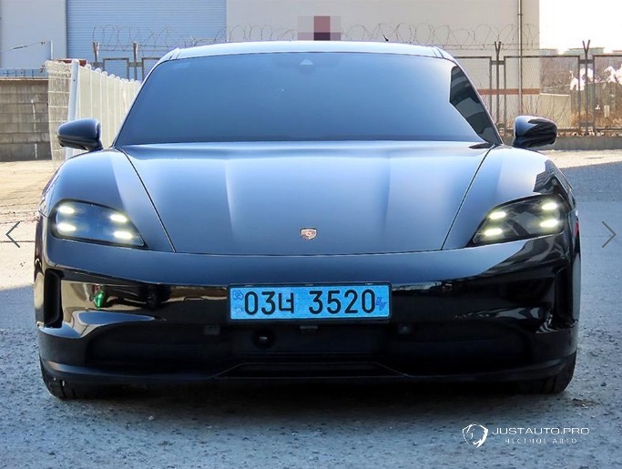 Автомобиль Porsche Taycan