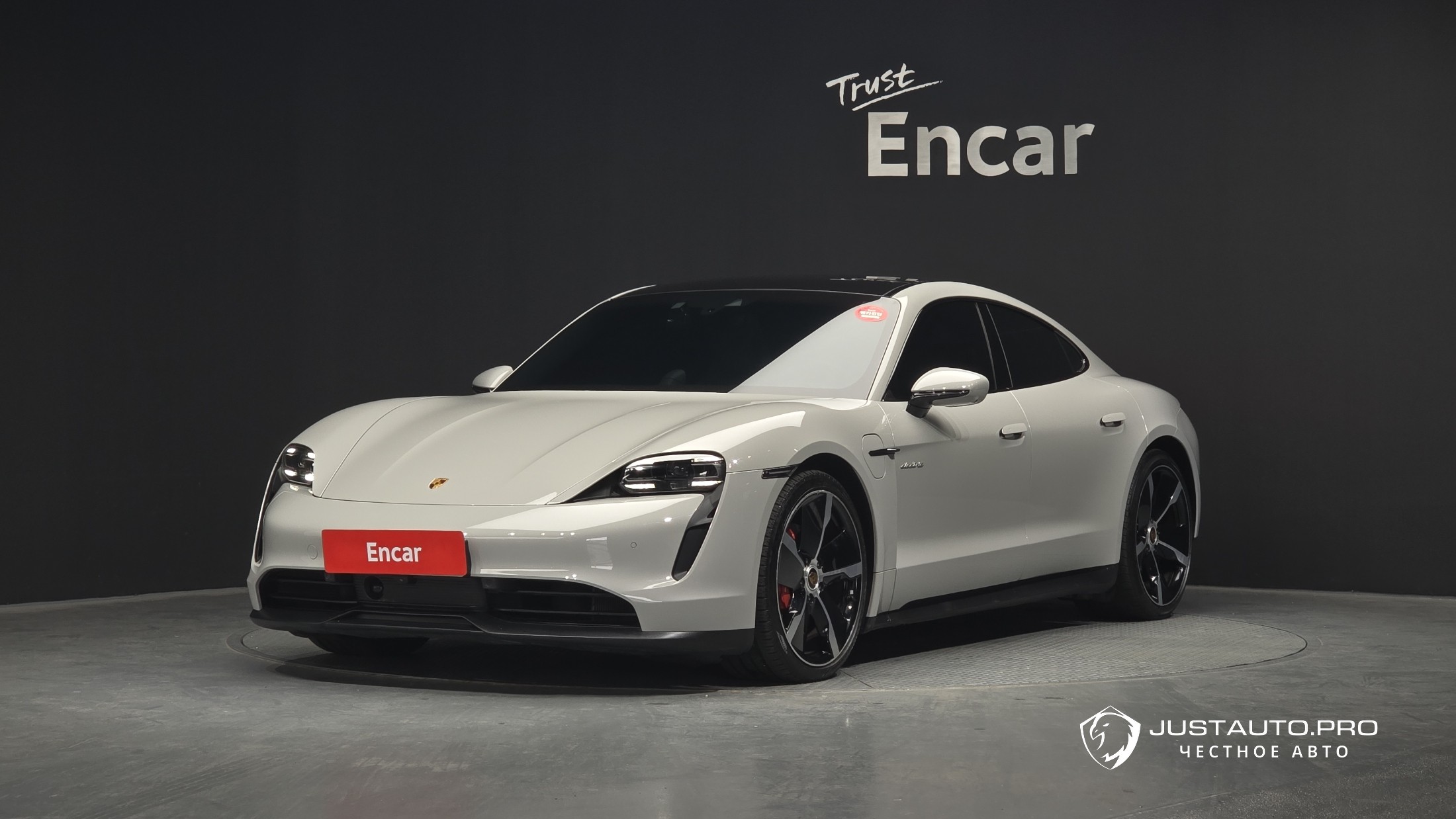 Автомобиль Porsche Taycan