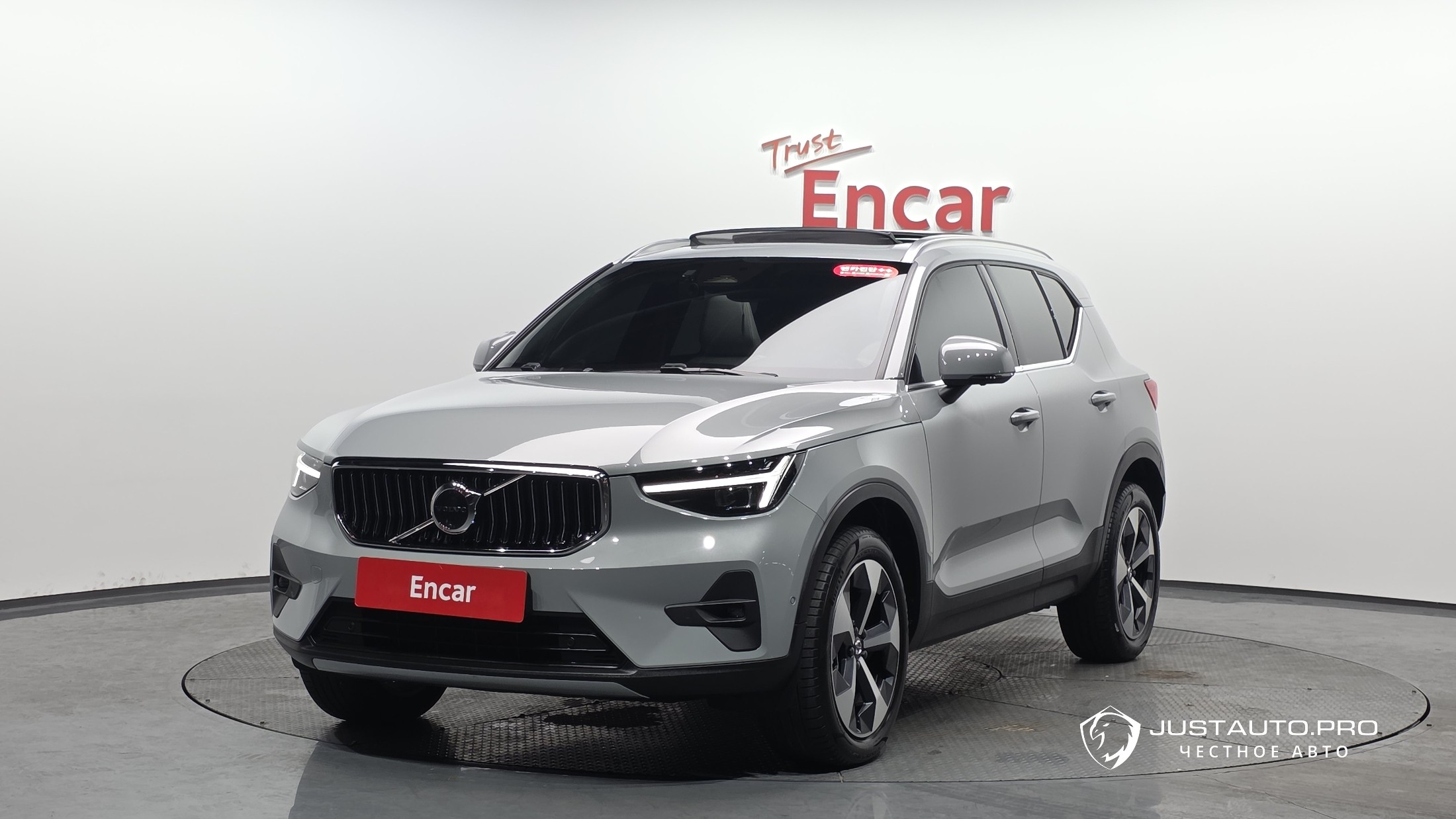 Автомобиль Volvo XC40