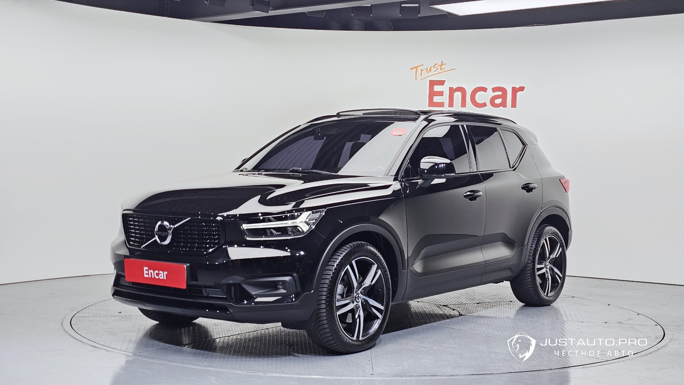 Автомобиль Volvo XC40