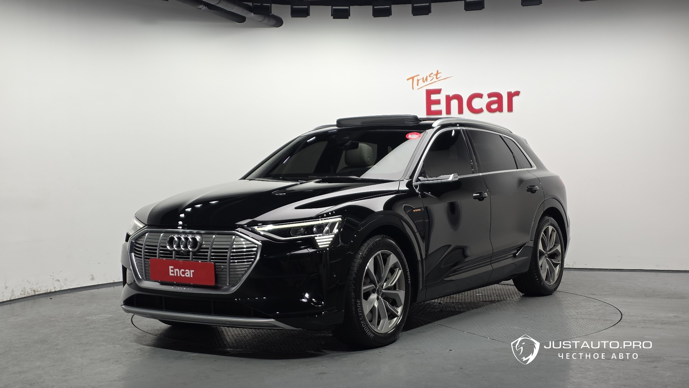 Автомобиль Audi e-tron