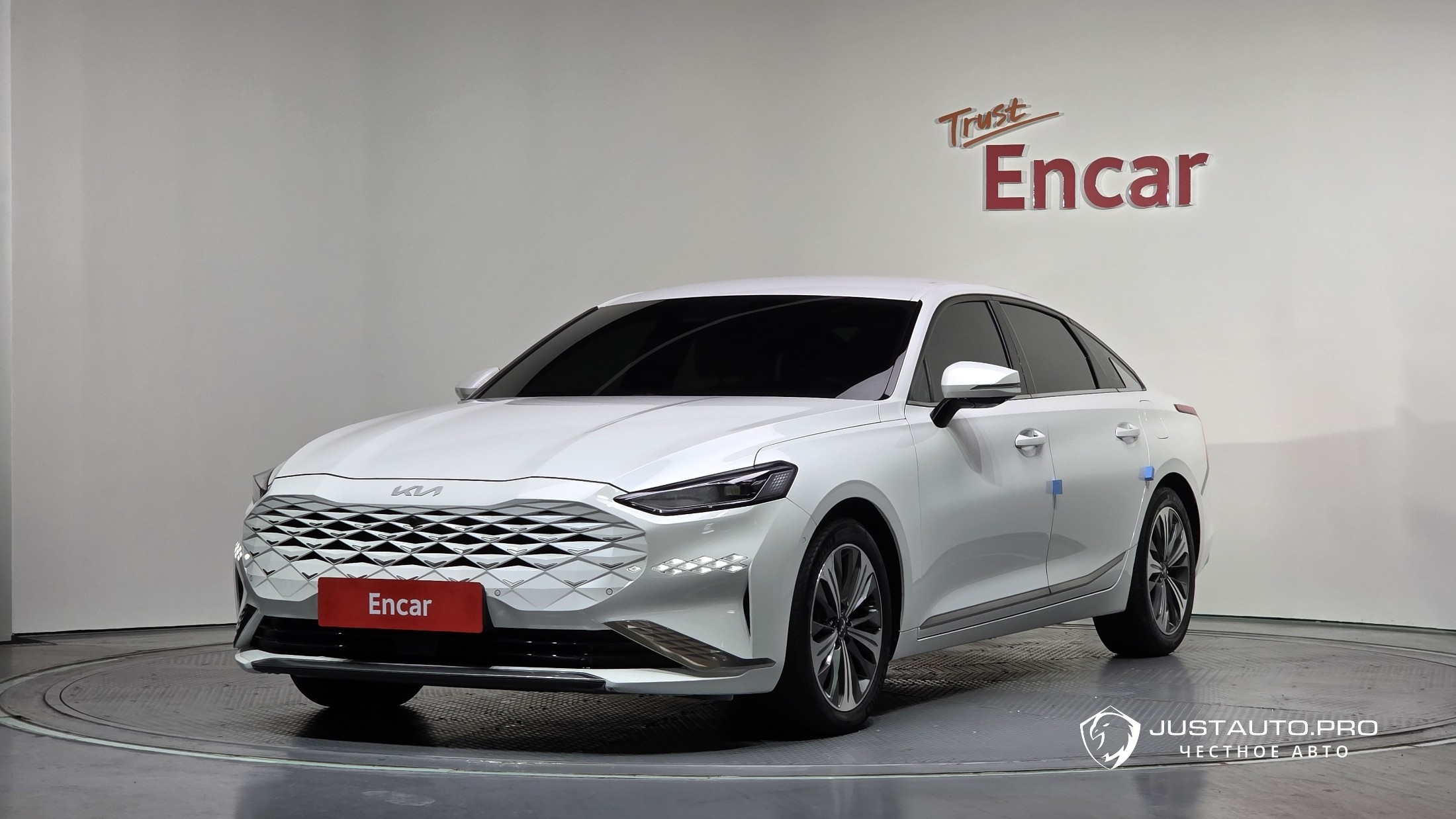 Автомобиль Kia K8