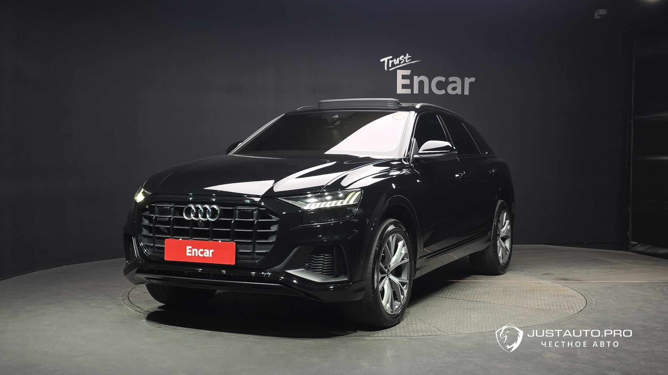 Автомобиль Audi Q8
