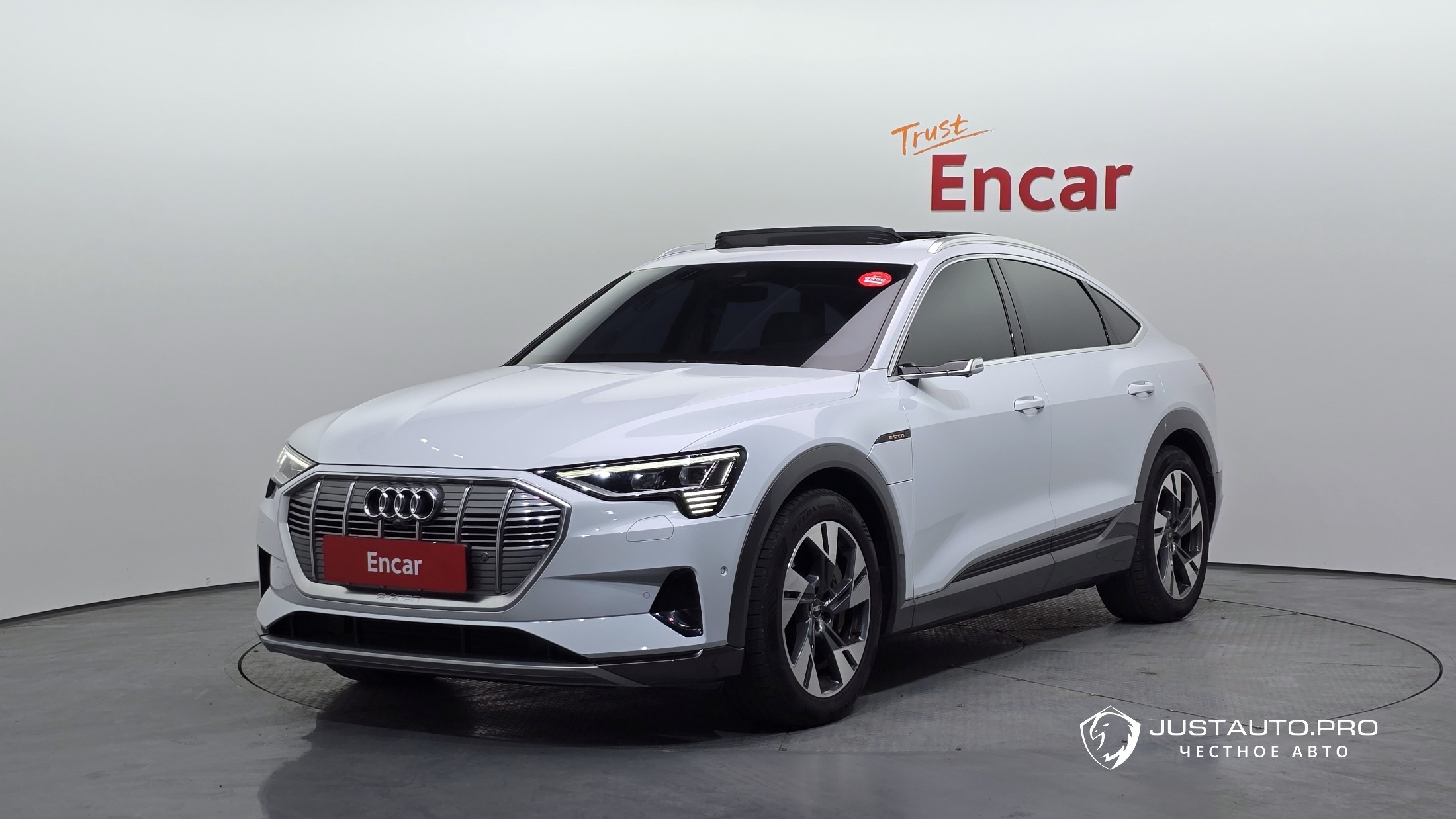 Автомобиль Audi e-tron