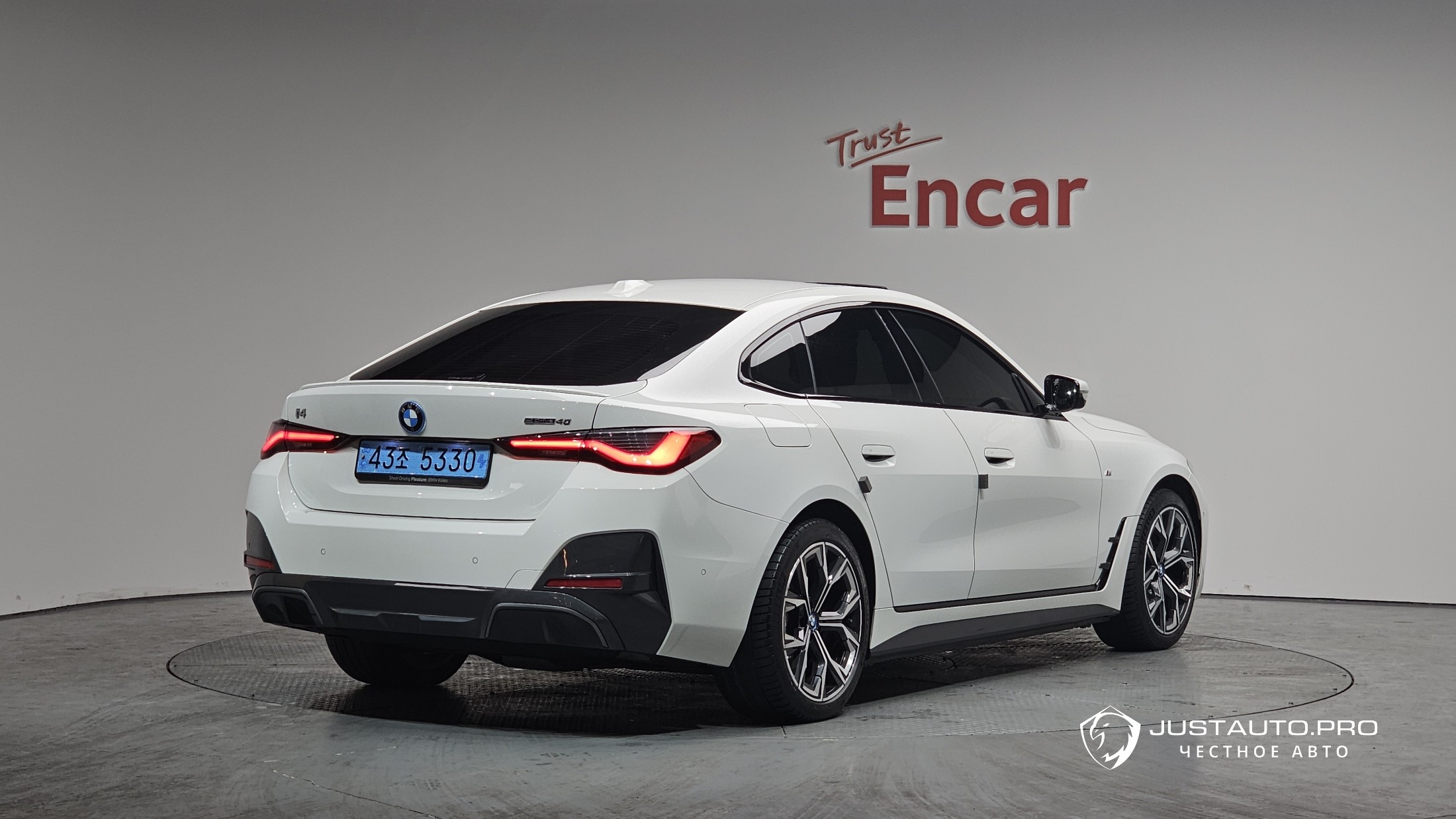 Автомобиль BMW i4