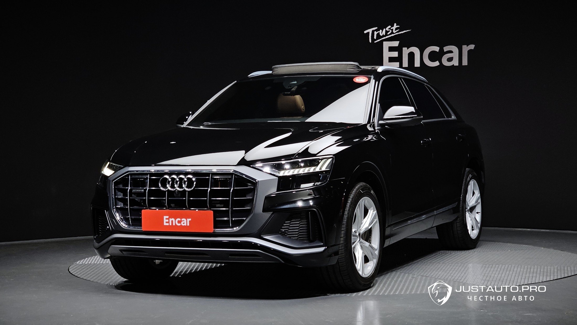 Автомобиль Audi Q8