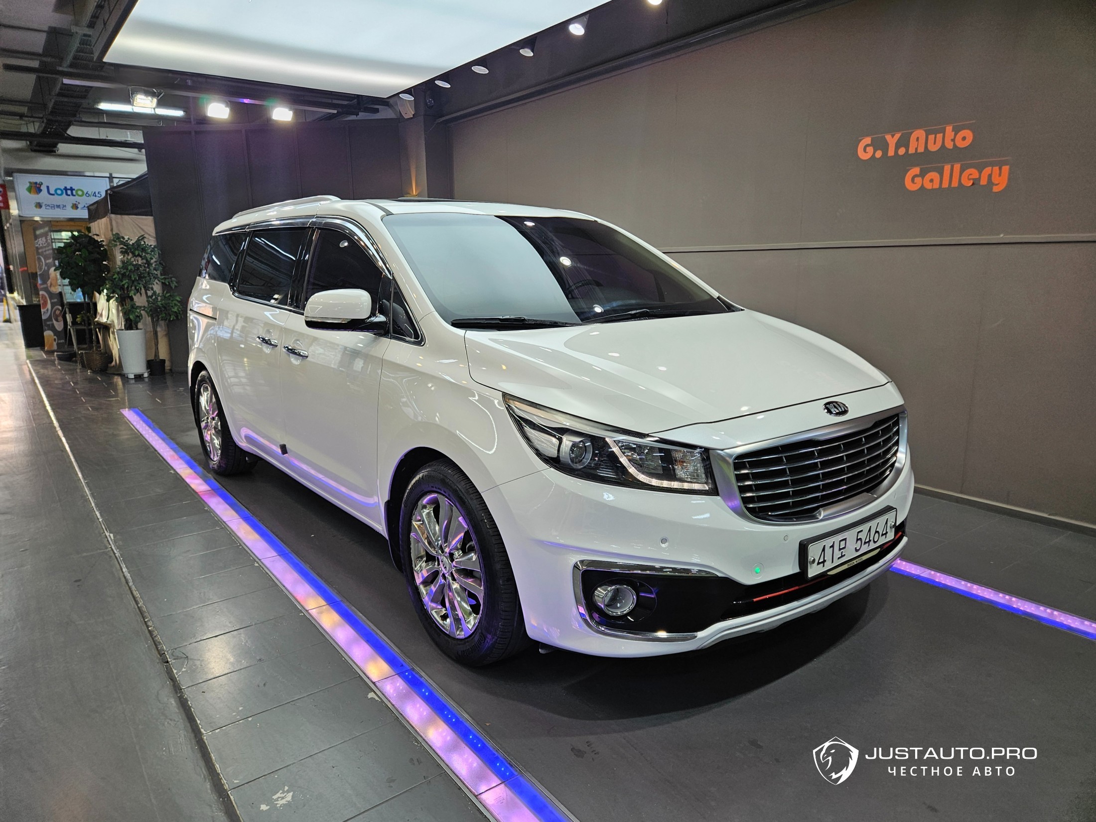 Автомобиль Kia Canival