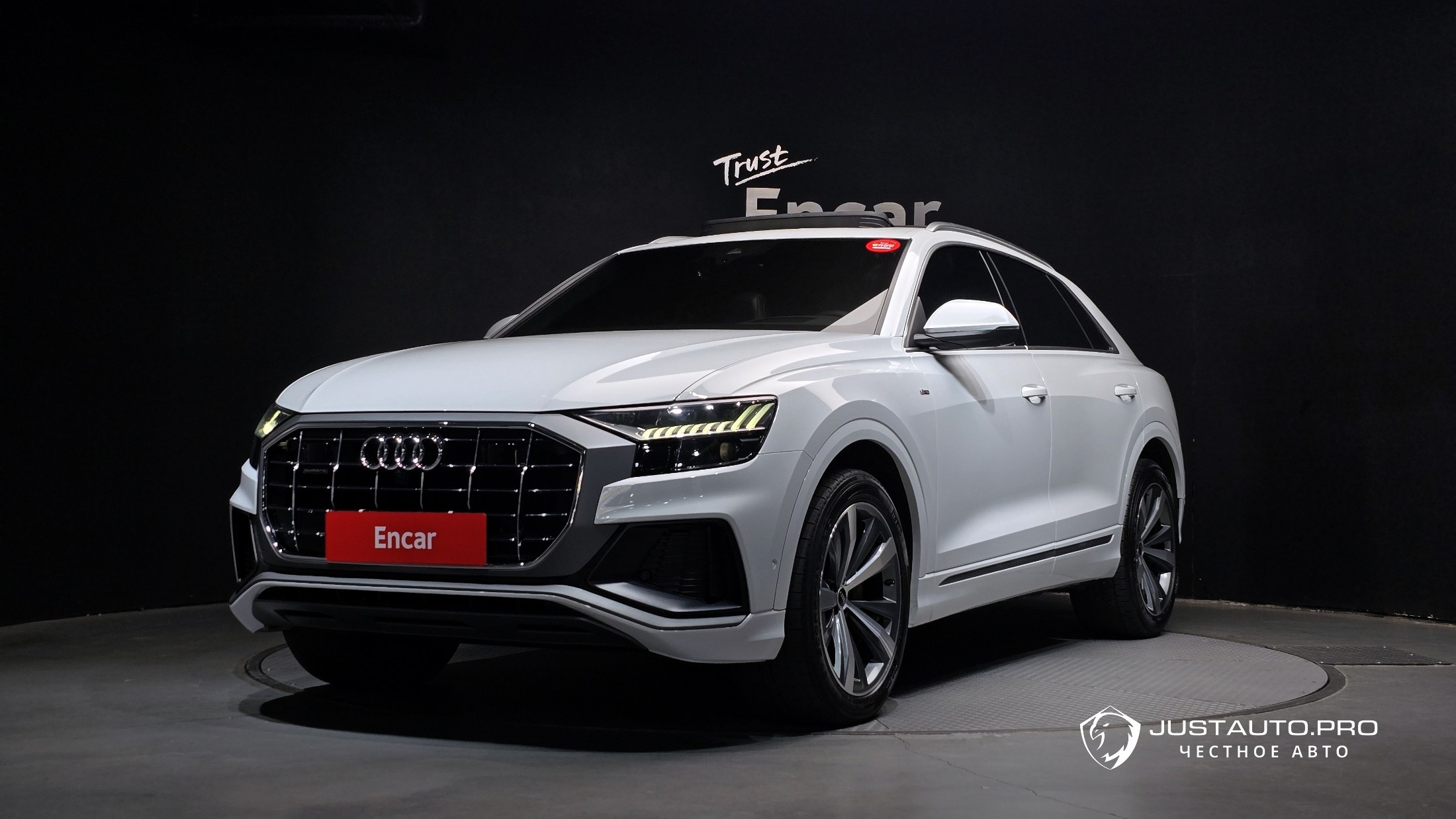 Автомобиль Audi Q8