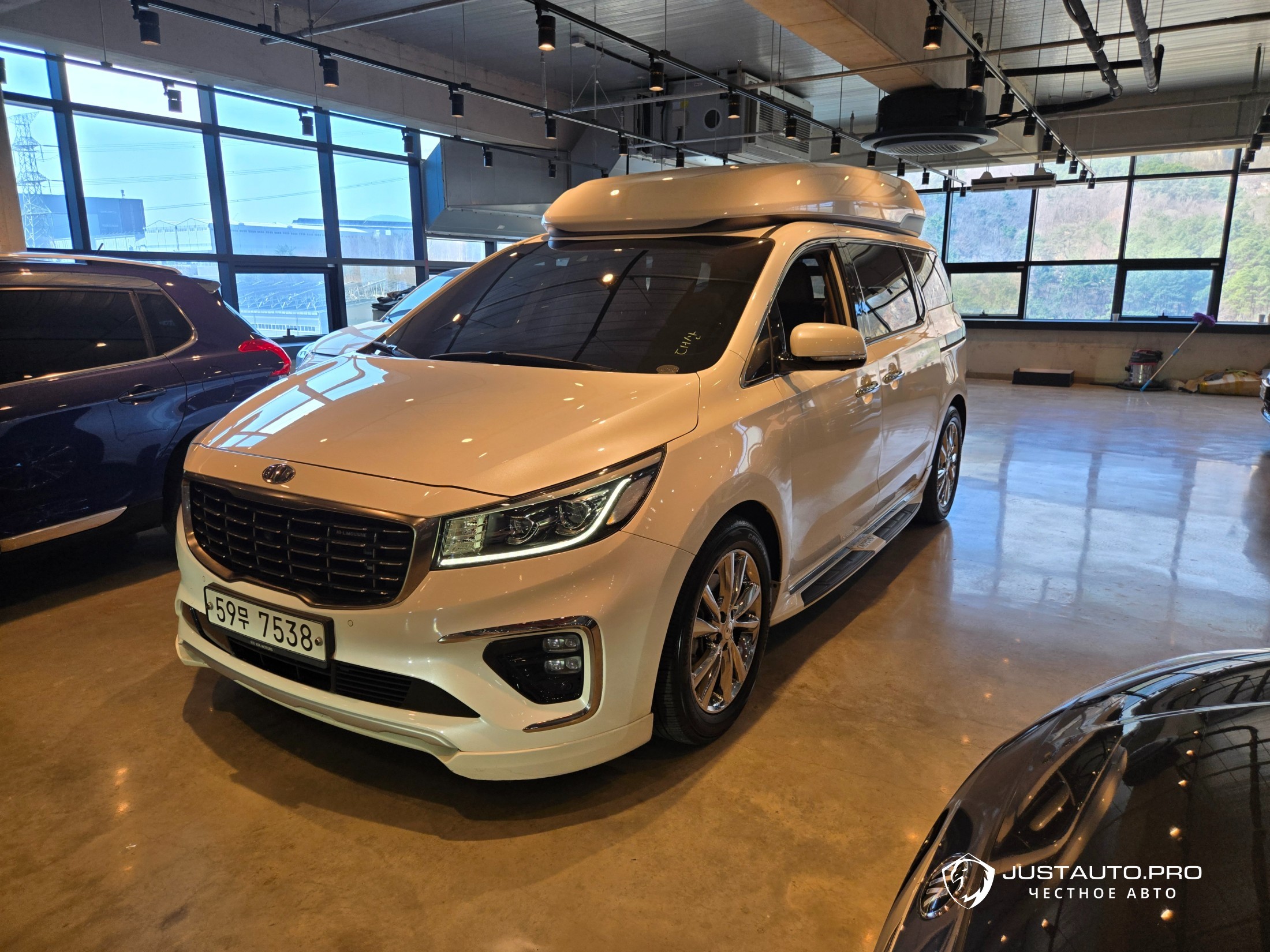 Автомобиль Kia Canival
