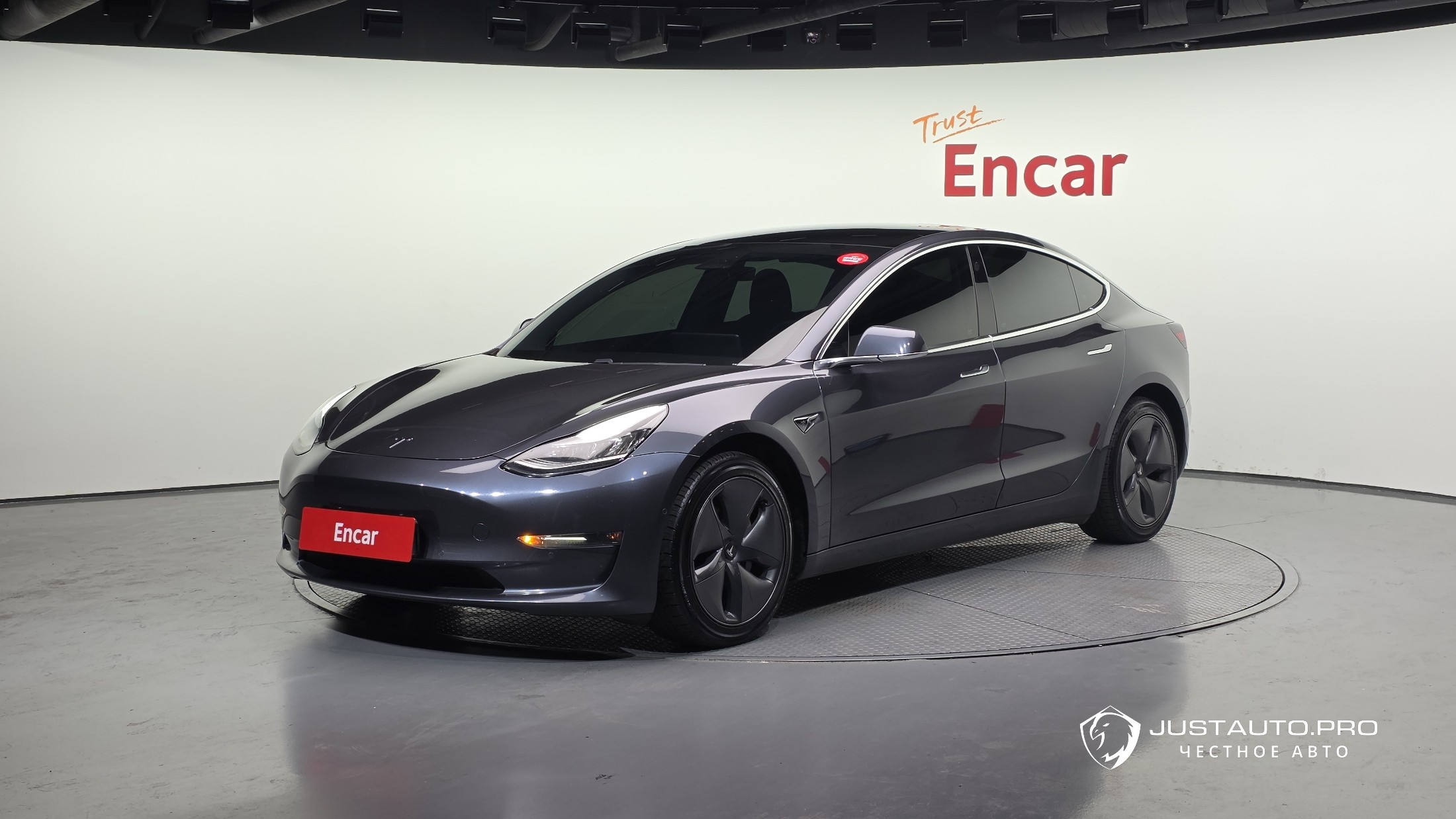 Автомобиль Tesla Model 3