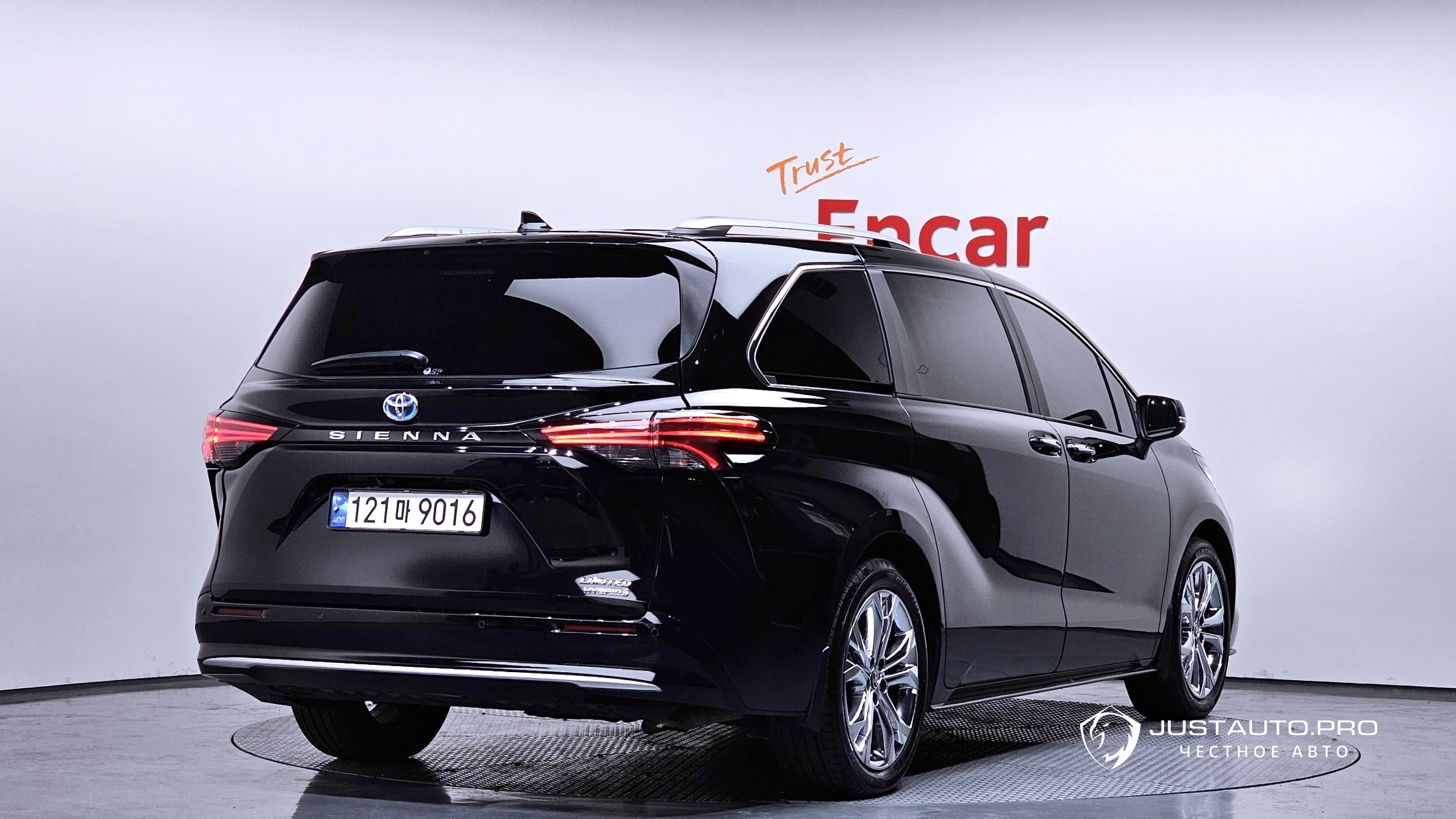 Автомобиль Toyota Sienna