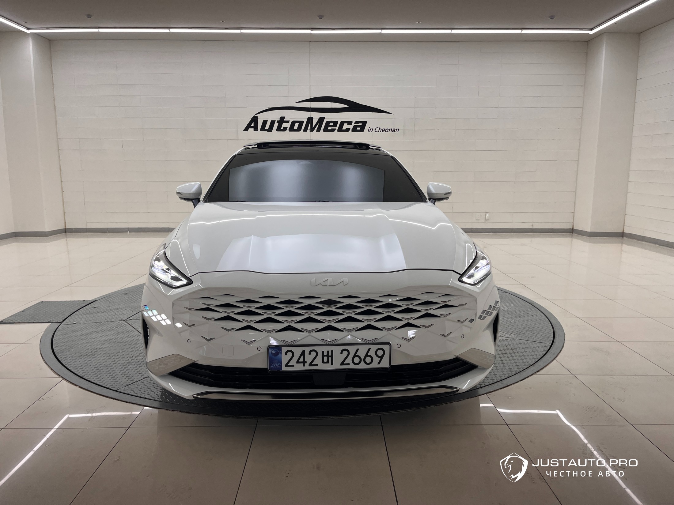 Автомобиль Kia K8