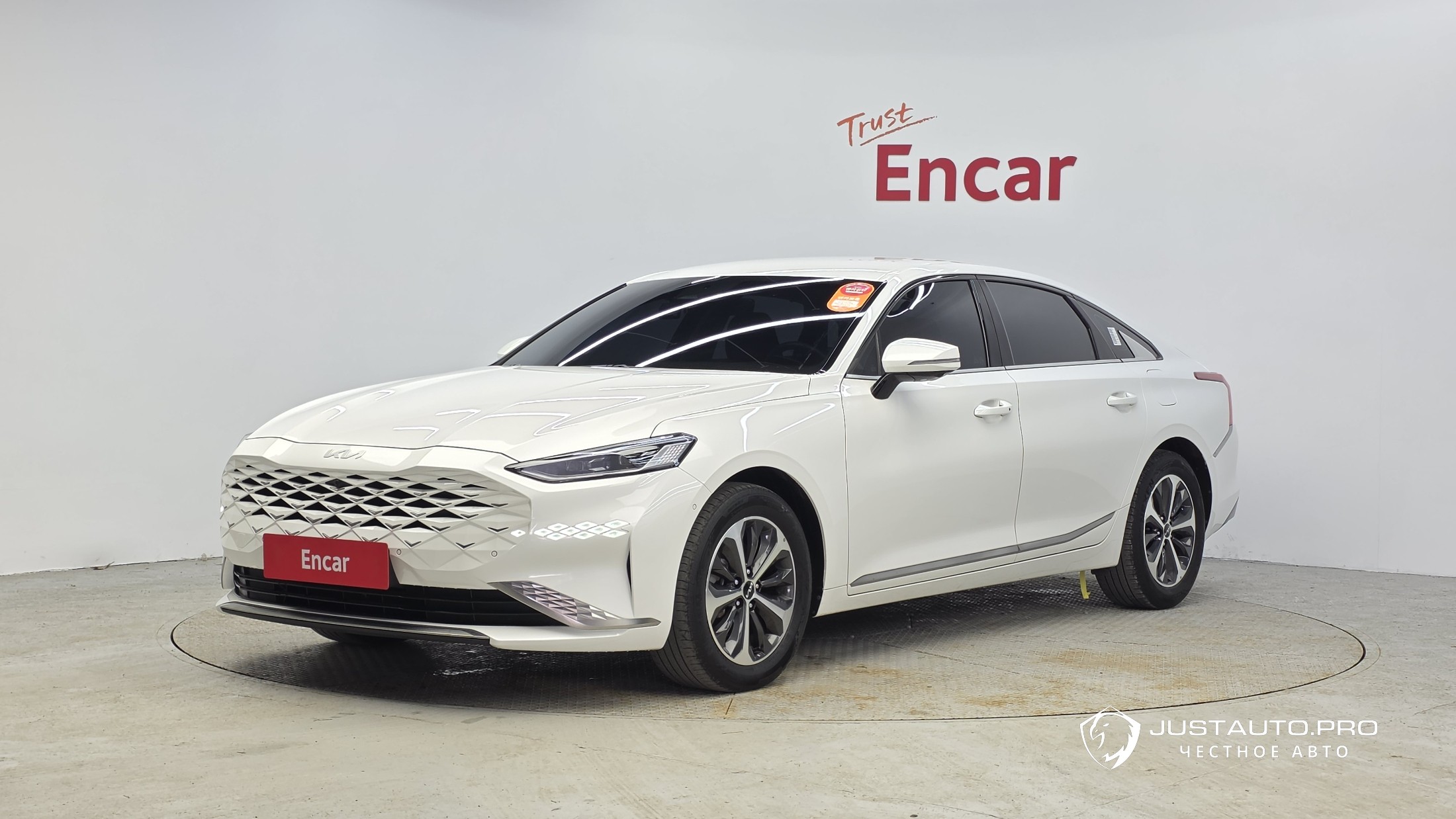 Автомобиль Kia K8