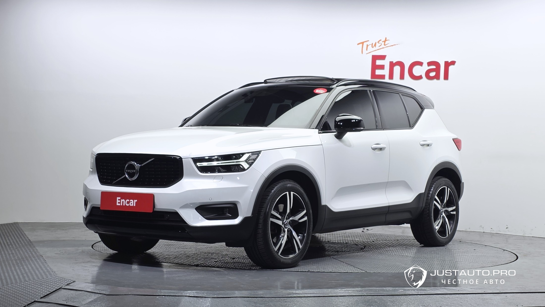 Автомобиль Volvo XC40