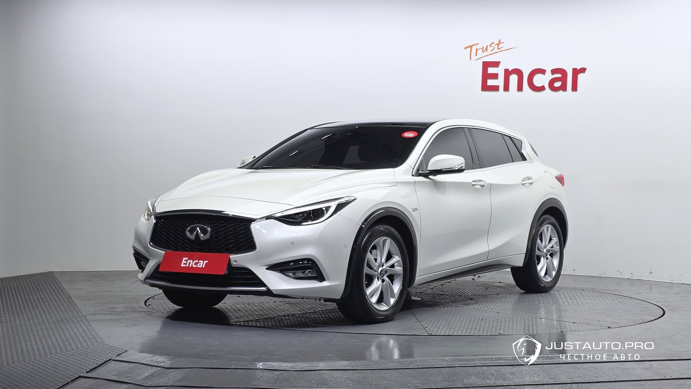 Автомобиль Infiniti Q30