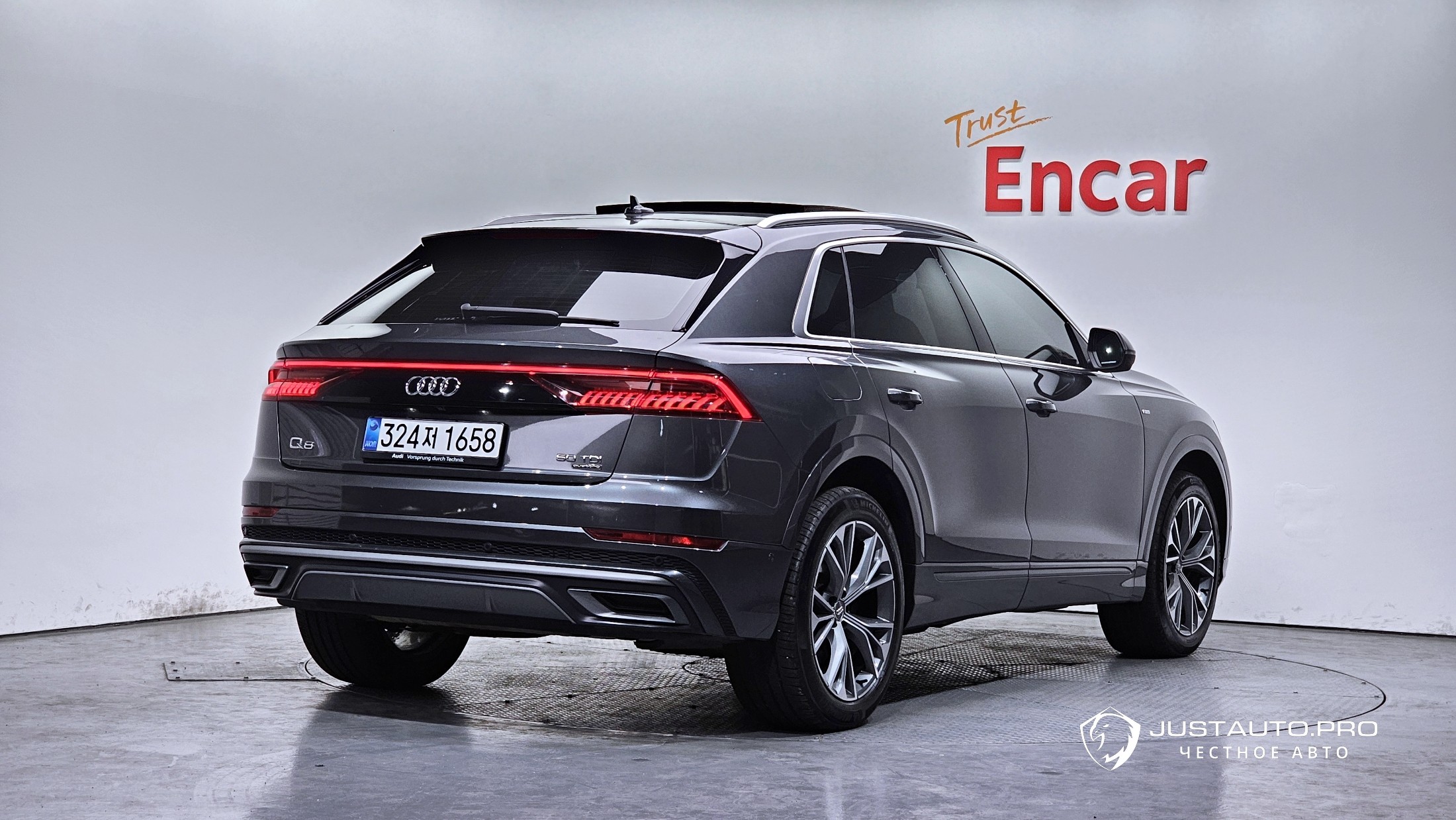 Автомобиль Audi Q8