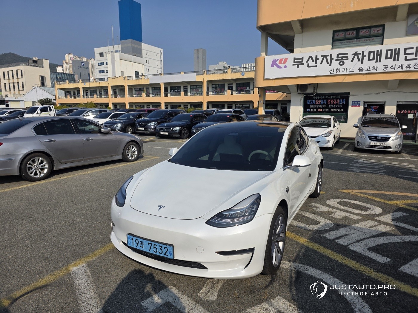 Автомобиль Tesla Model 3
