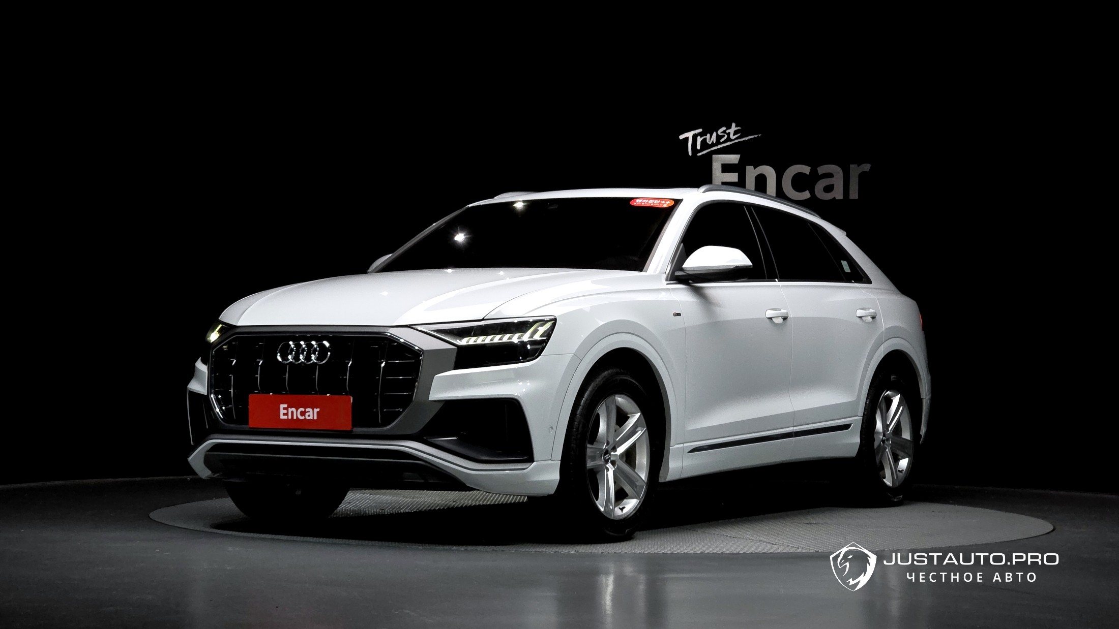 Автомобиль Audi Q8