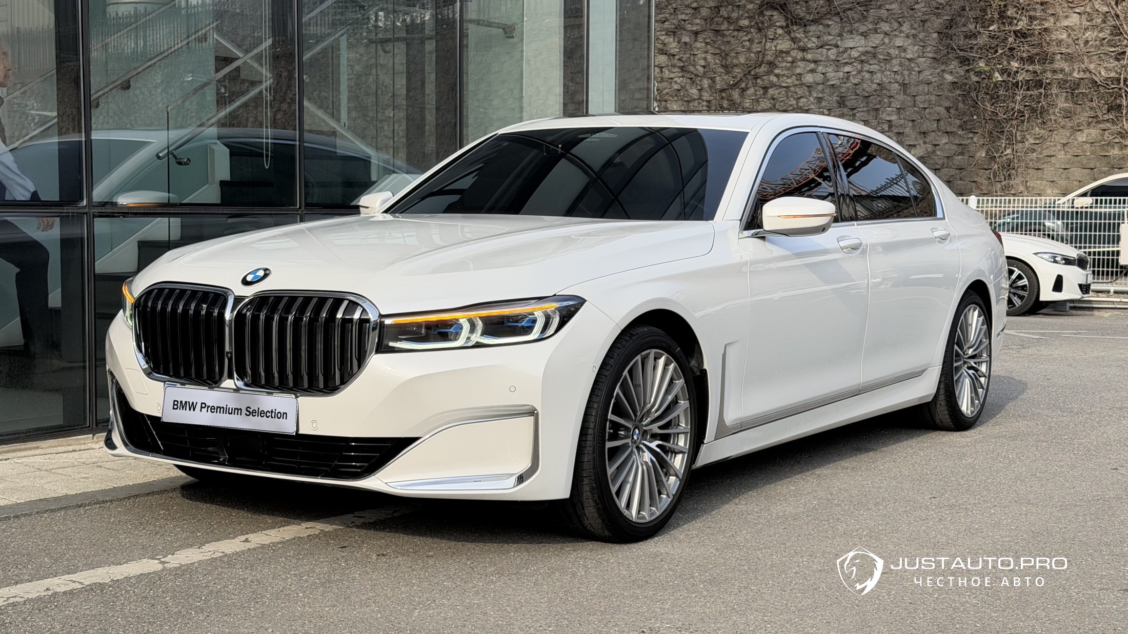 Автомобиль BMW 7-Series