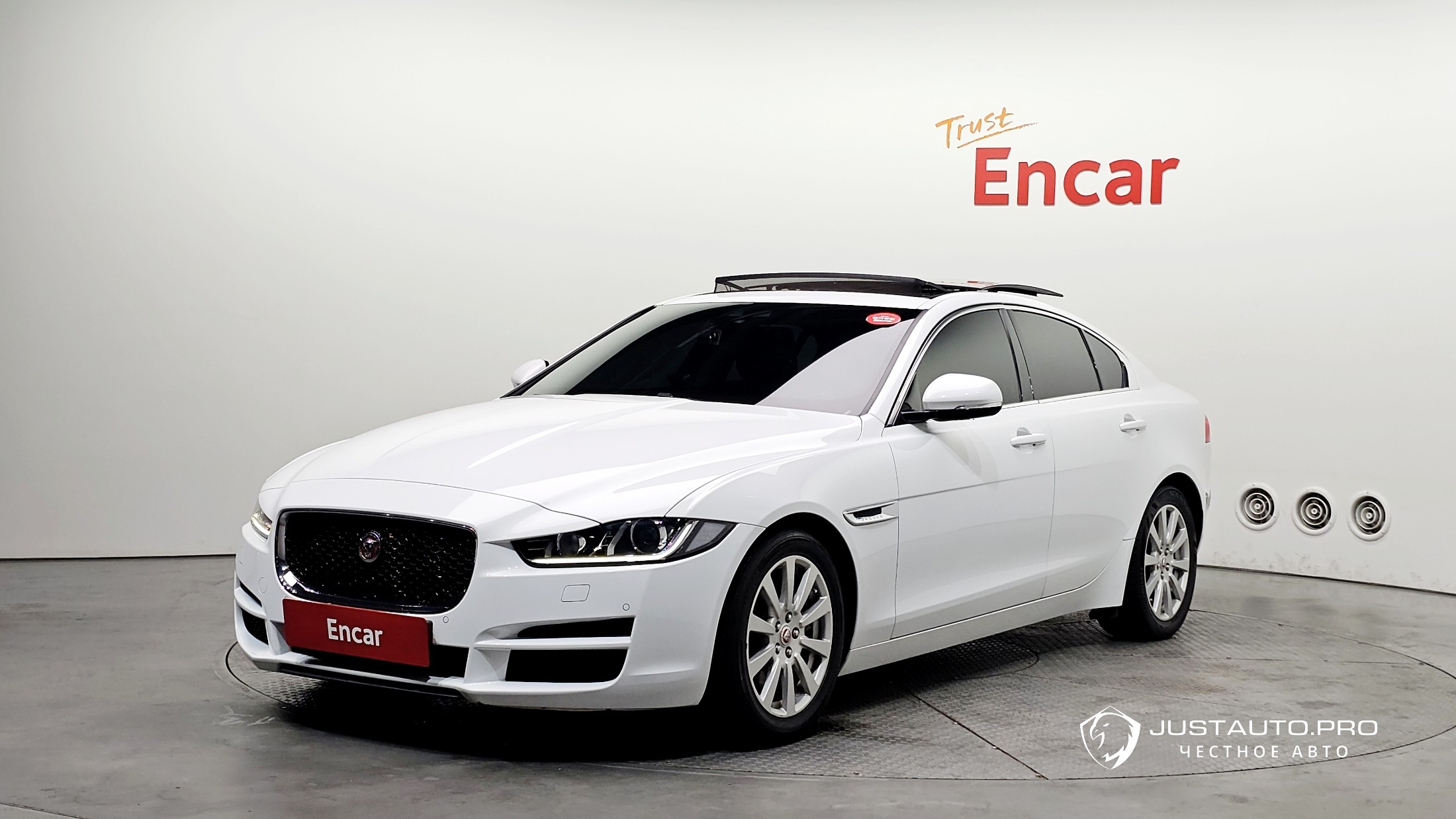 Автомобиль Jaguar XE