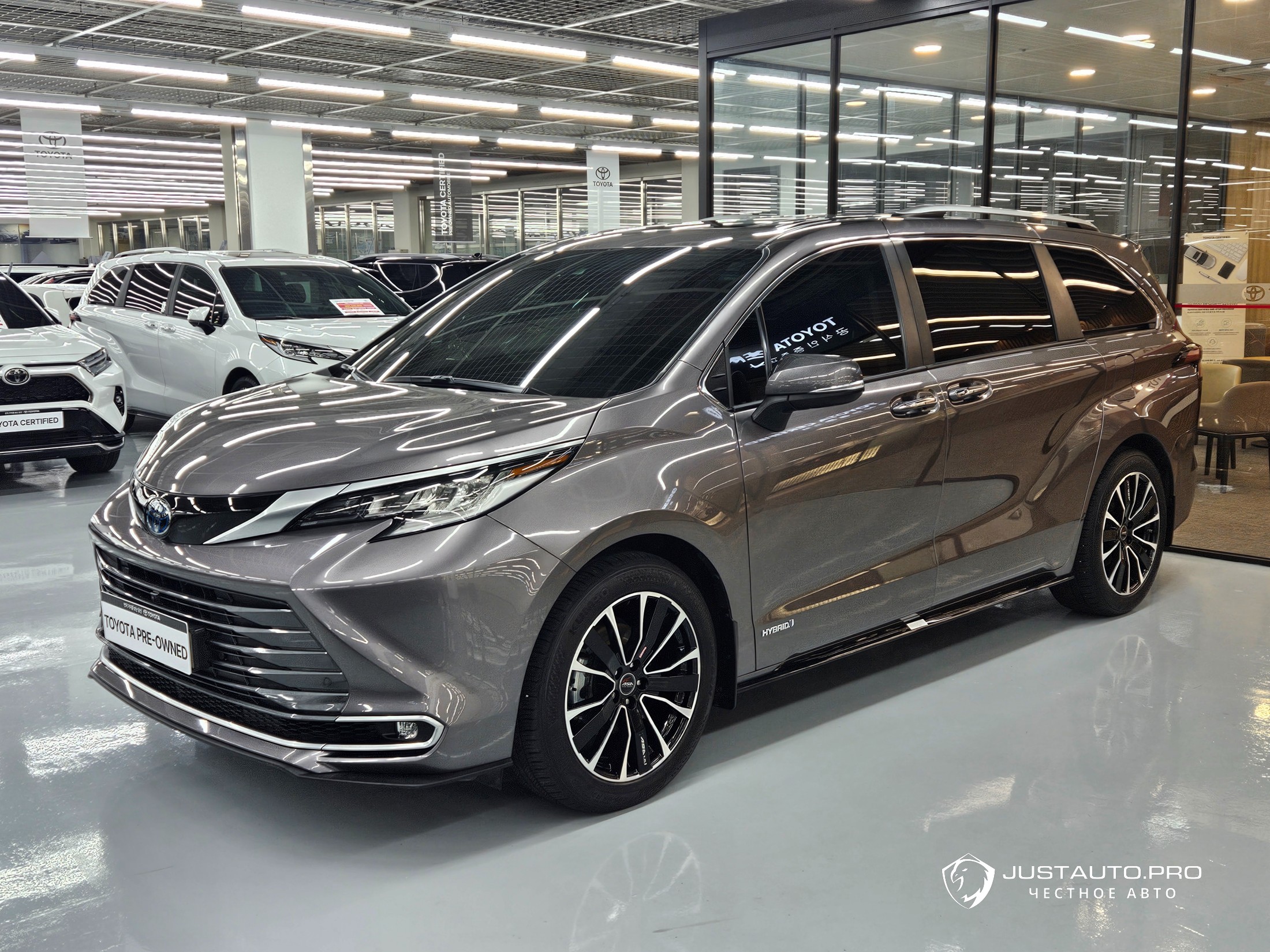 Автомобиль Toyota Sienna